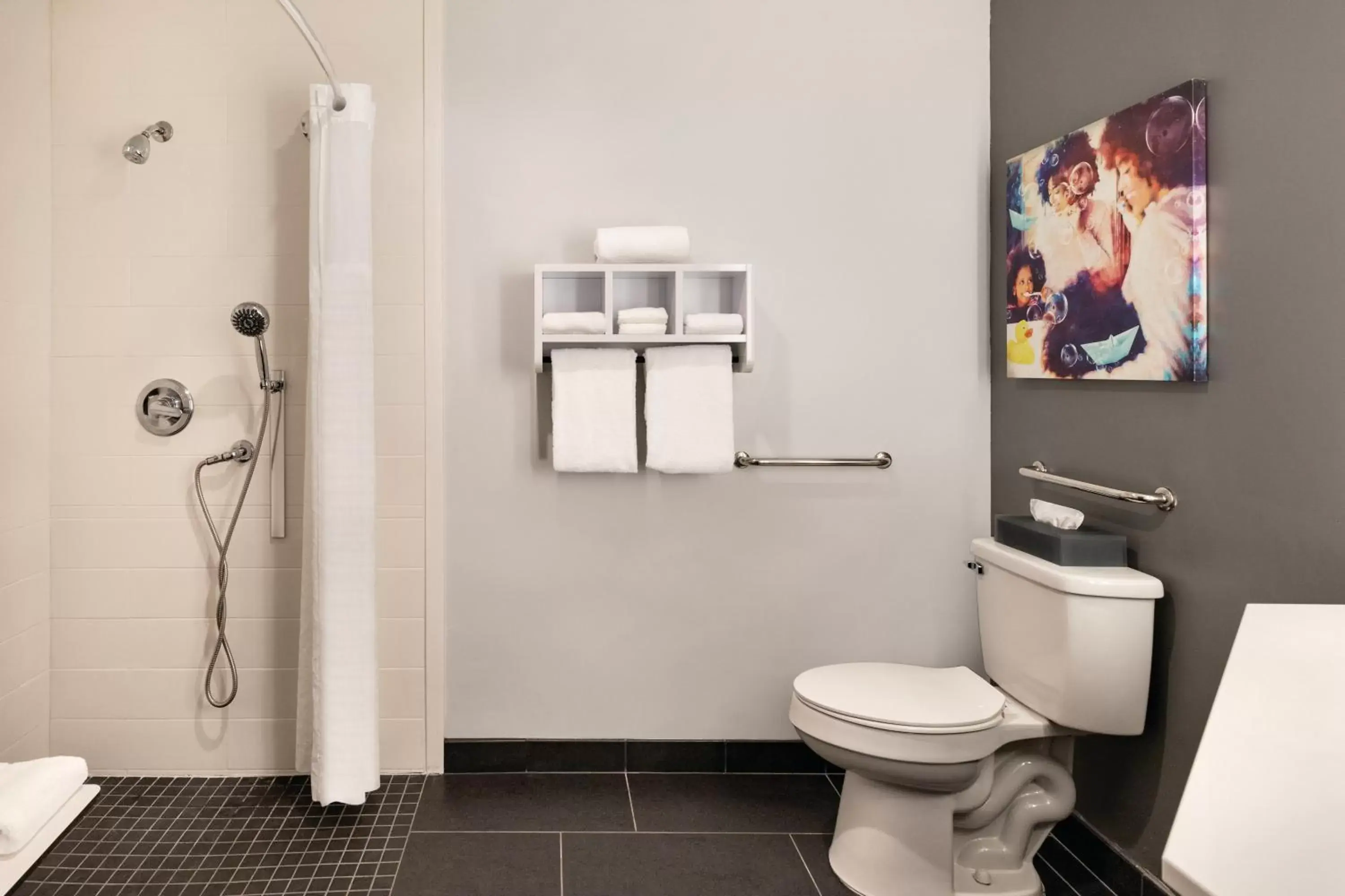 Bathroom in La Quinta inn & suites by Wyndham Dothan Bathroom in La Quinta inn & suites by Wyndham Dothan