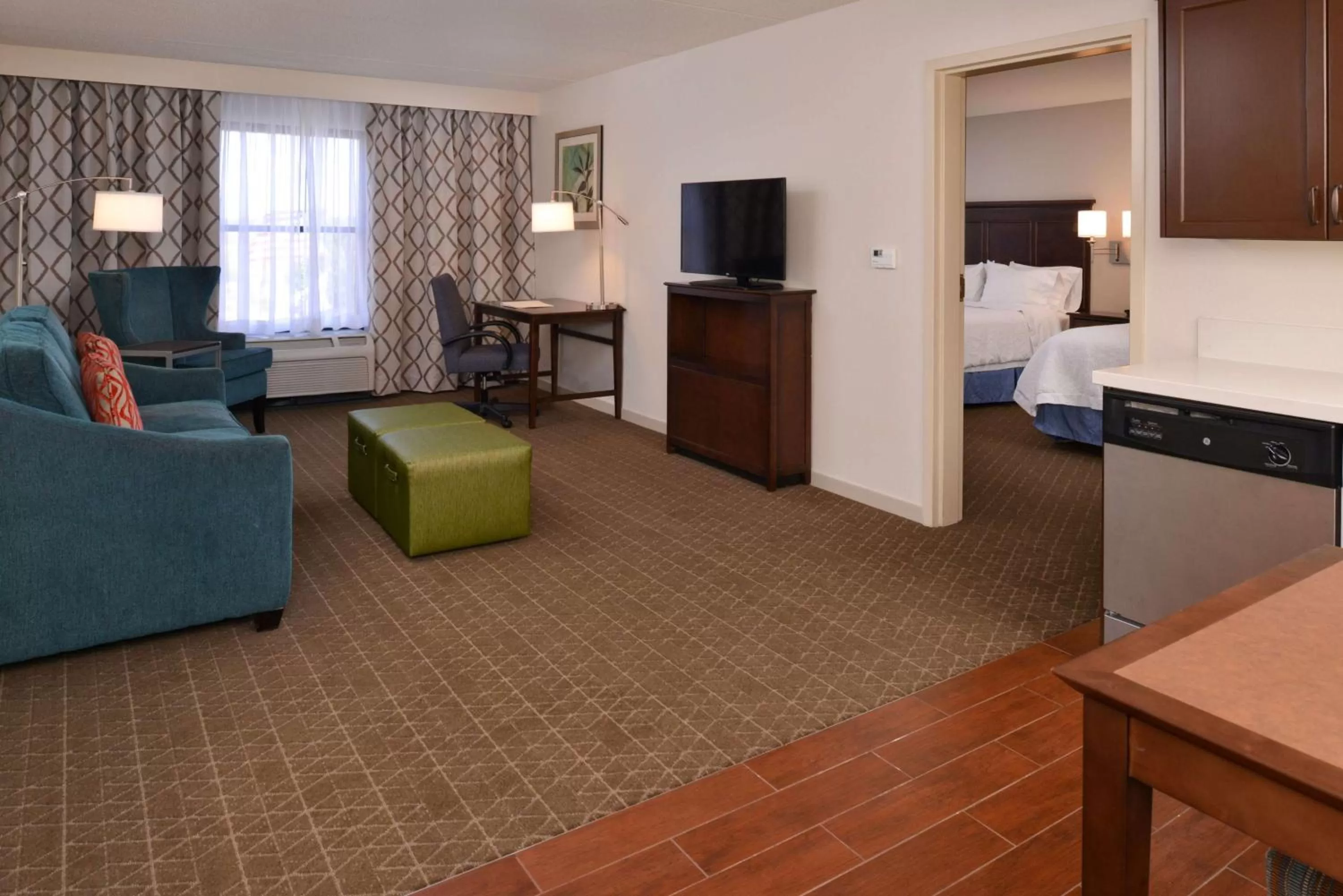 Living room, Bed in Hampton Inn & Suites Pueblo-Southgate