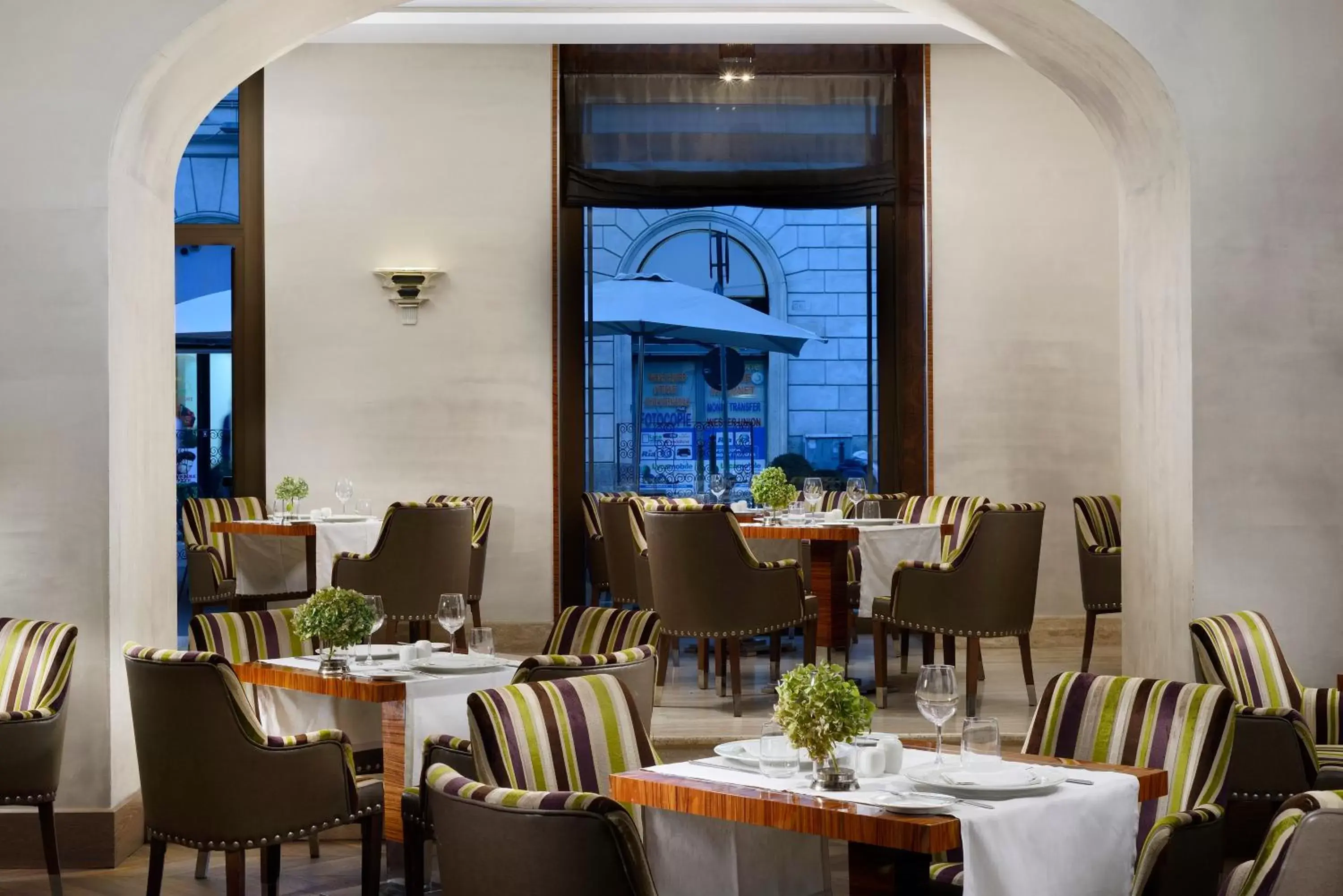 Restaurant/Places to Eat in UNAHOTELS Decò Roma