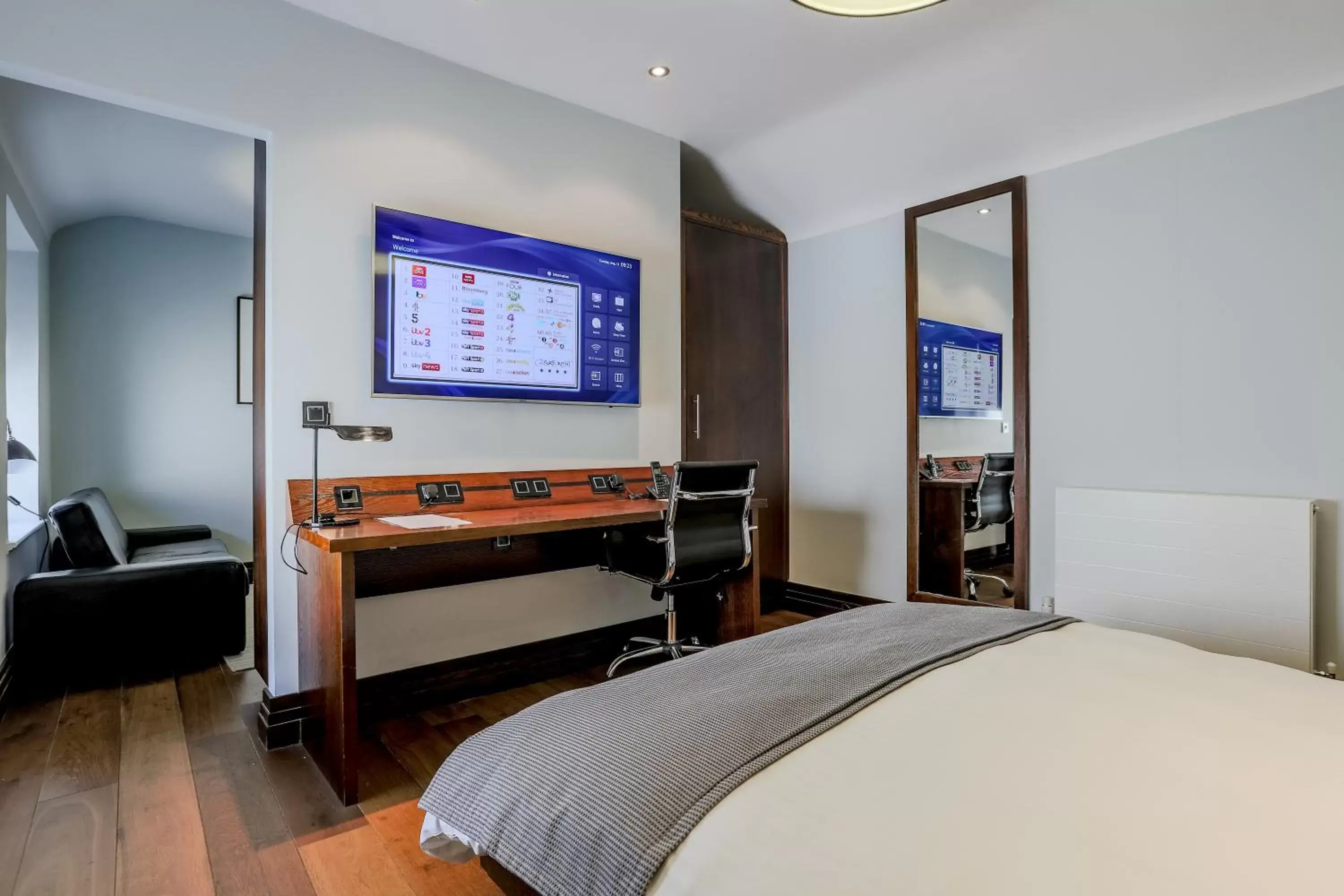 Bedroom, TV/Entertainment Center in Claremont Hotel