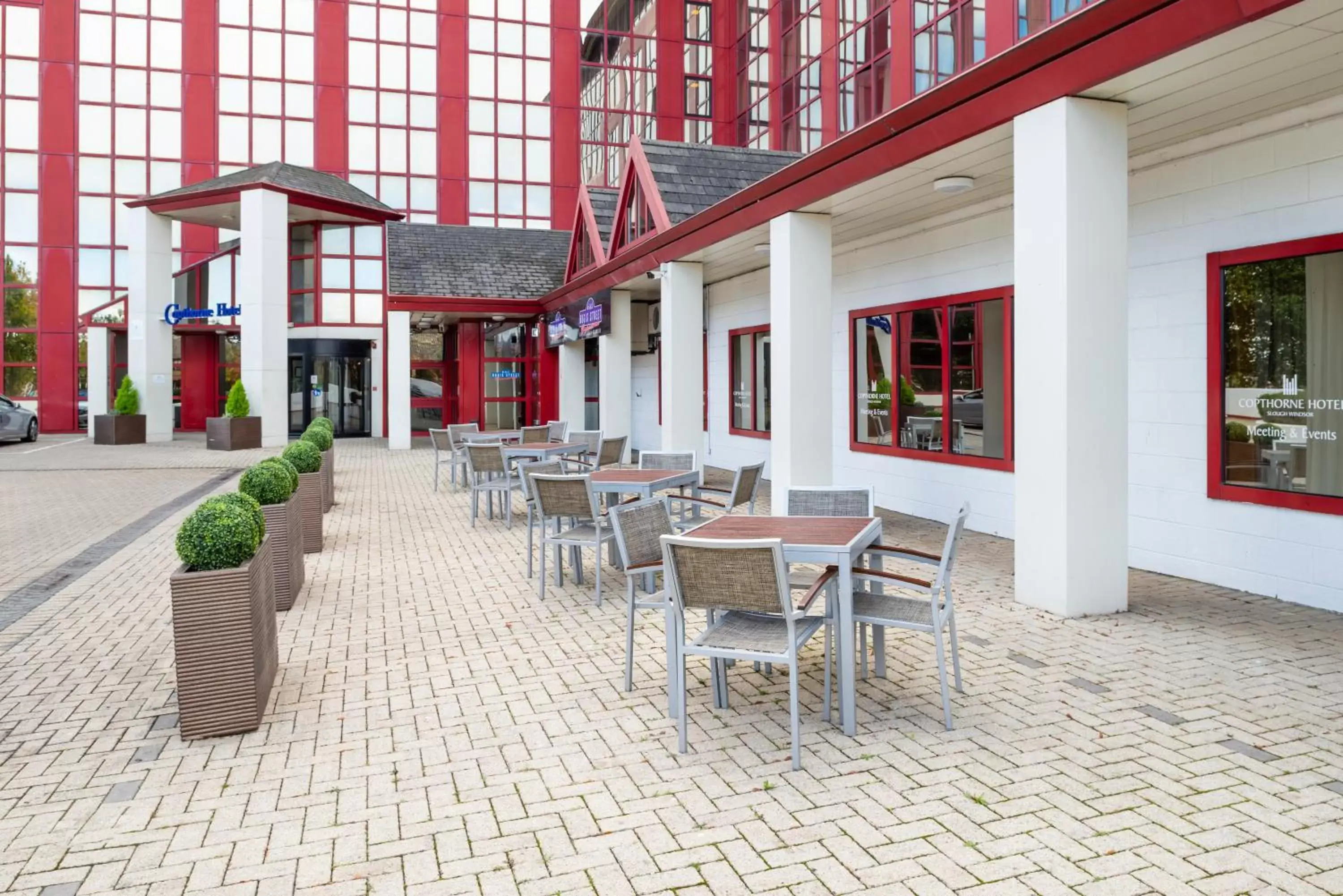 Patio, Restaurant/Places to Eat in Copthorne Hotel Slough Windsor