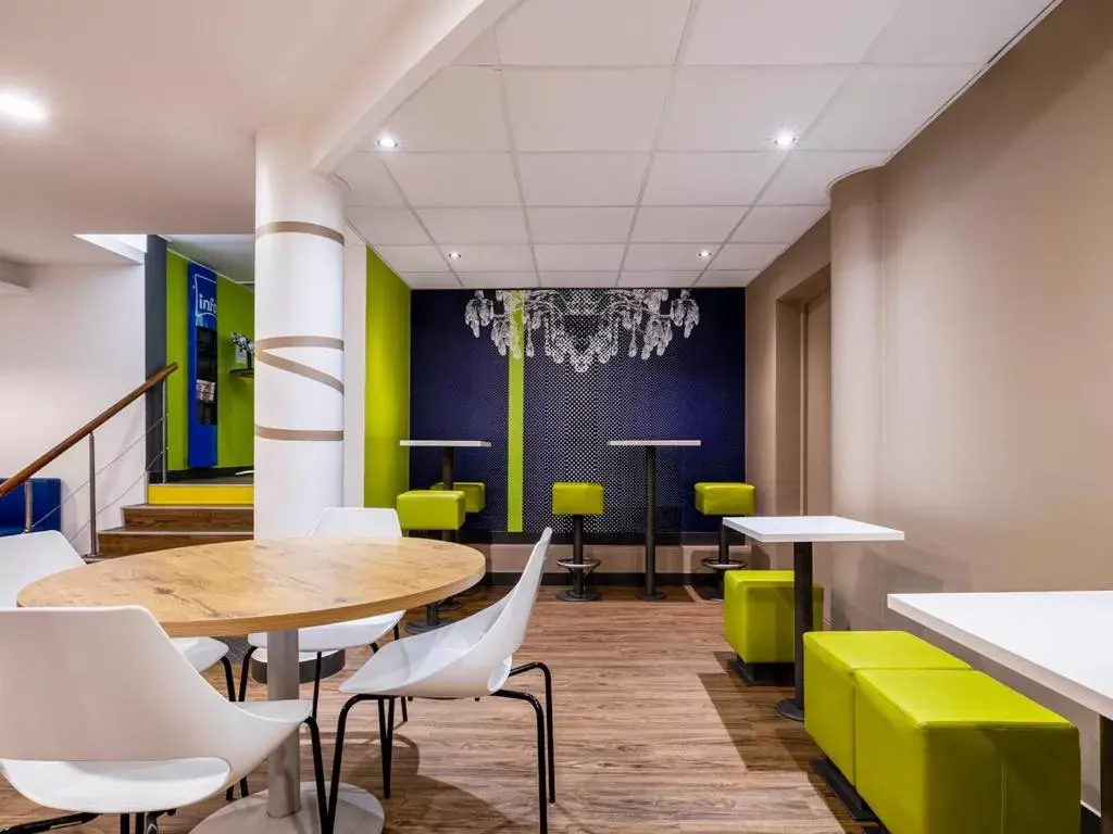 Seating area, Restaurant/Places to Eat in ibis budget Bordeaux Centre Mériadeck