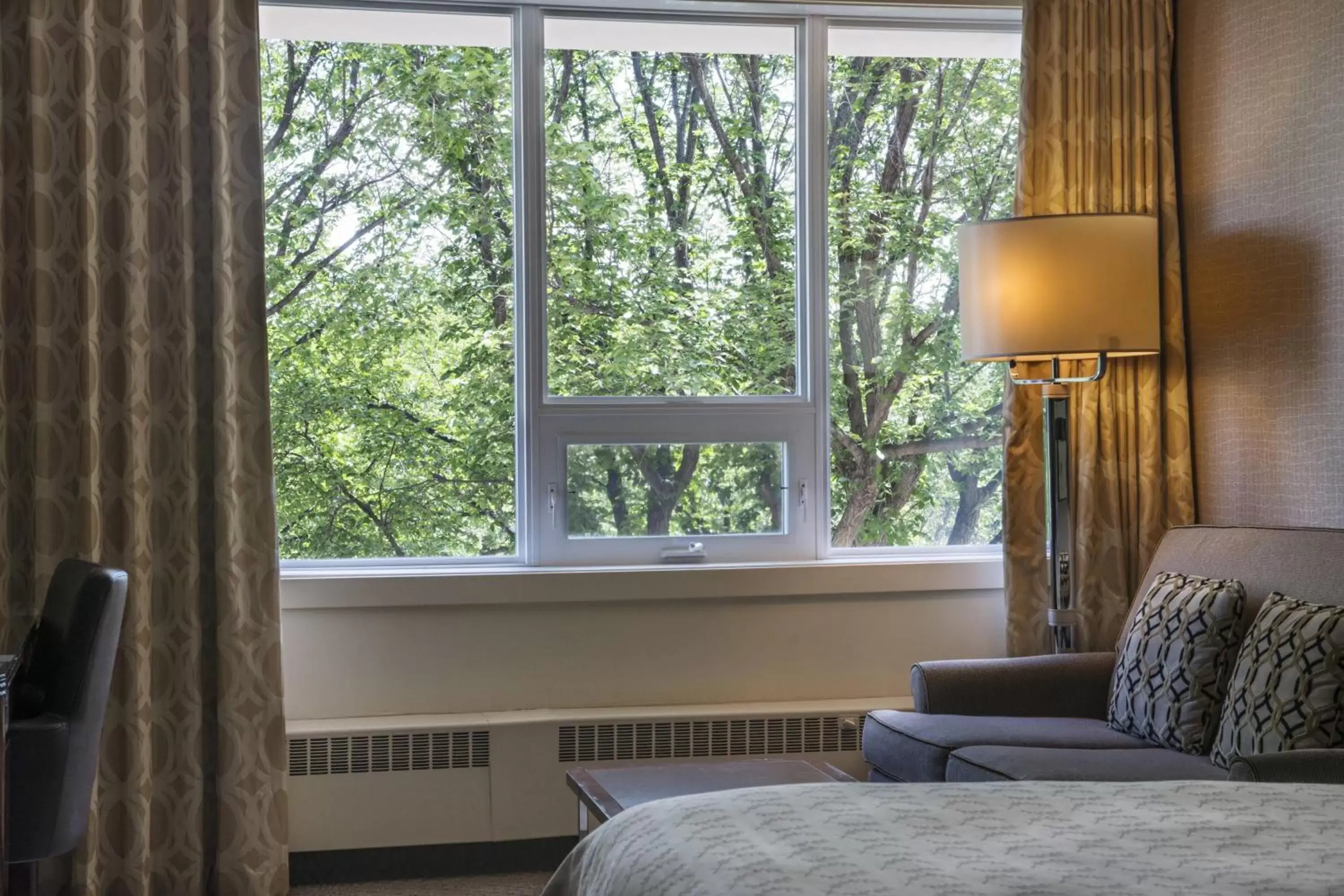 Photo of the whole room, Bed in Sheraton Cavalier Saskatoon Hotel