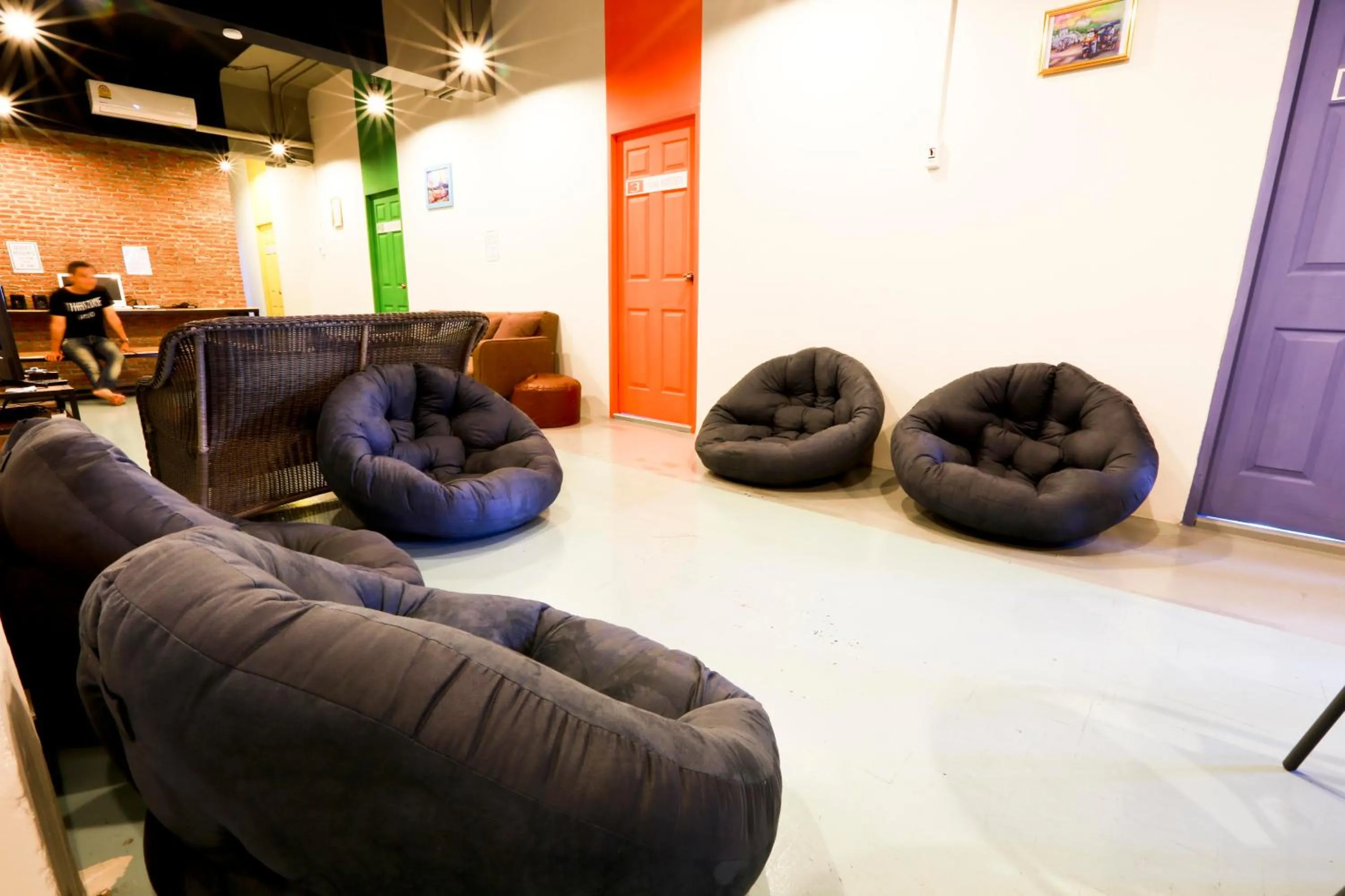 Area and facilities in Zee Thai Hostel