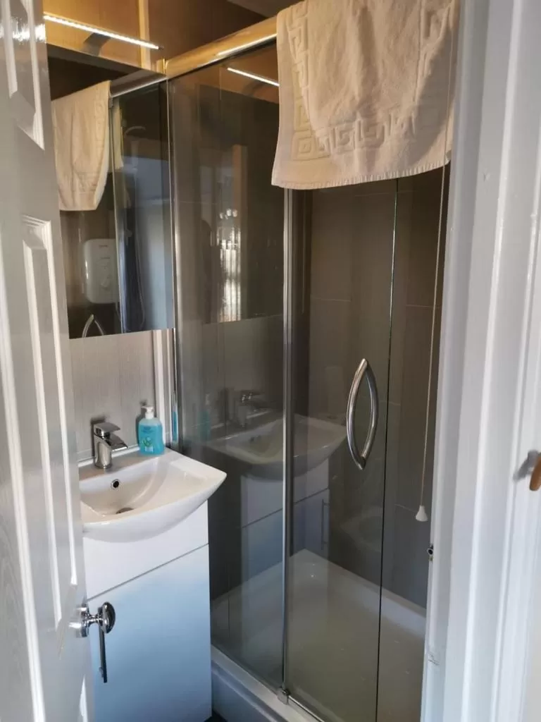 Bathroom in Mairs Bed and Breakfast.