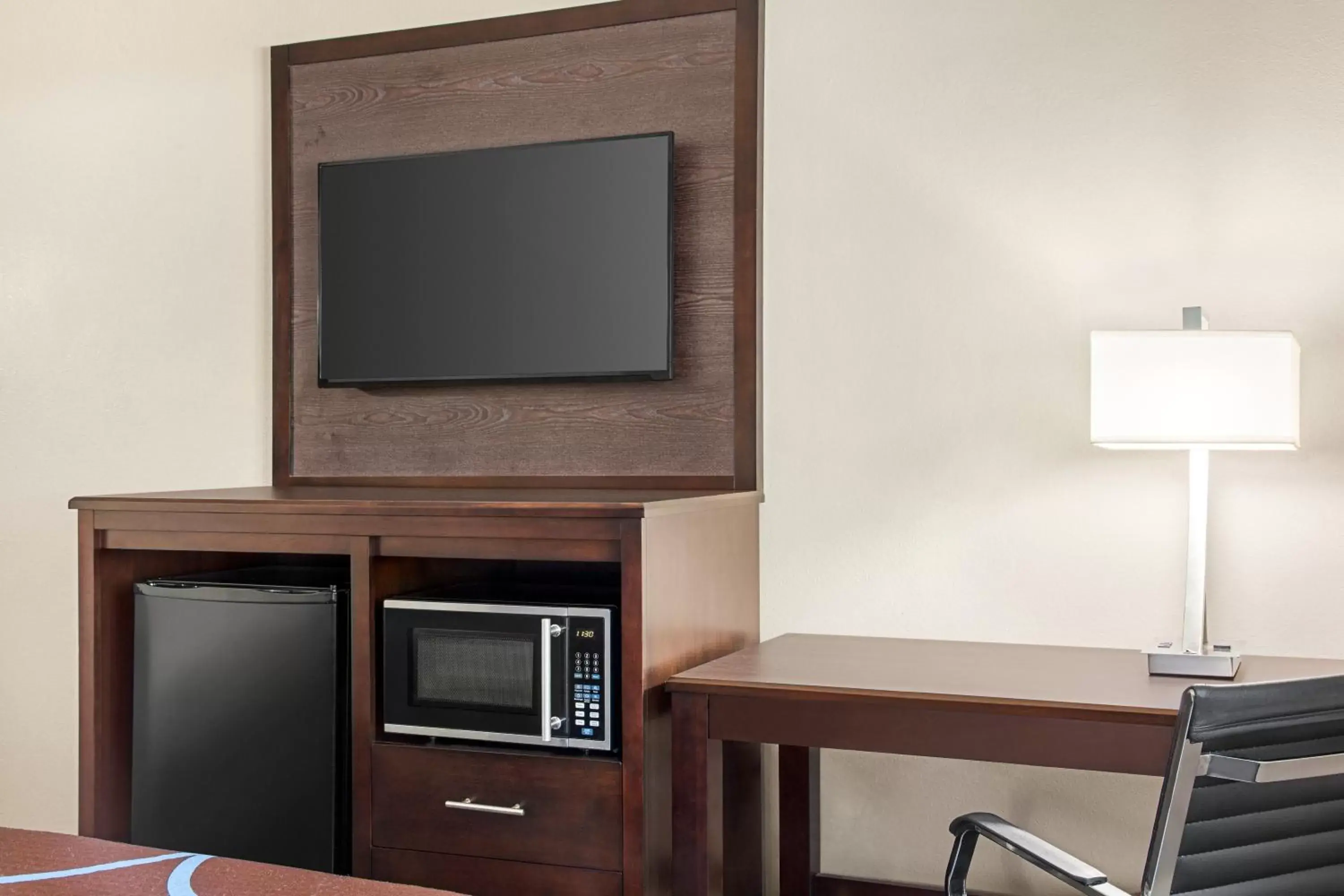 TV and multimedia, TV/Entertainment Center in Super 8 by Wyndham Lenexa Overland Park Area/Mall Area
