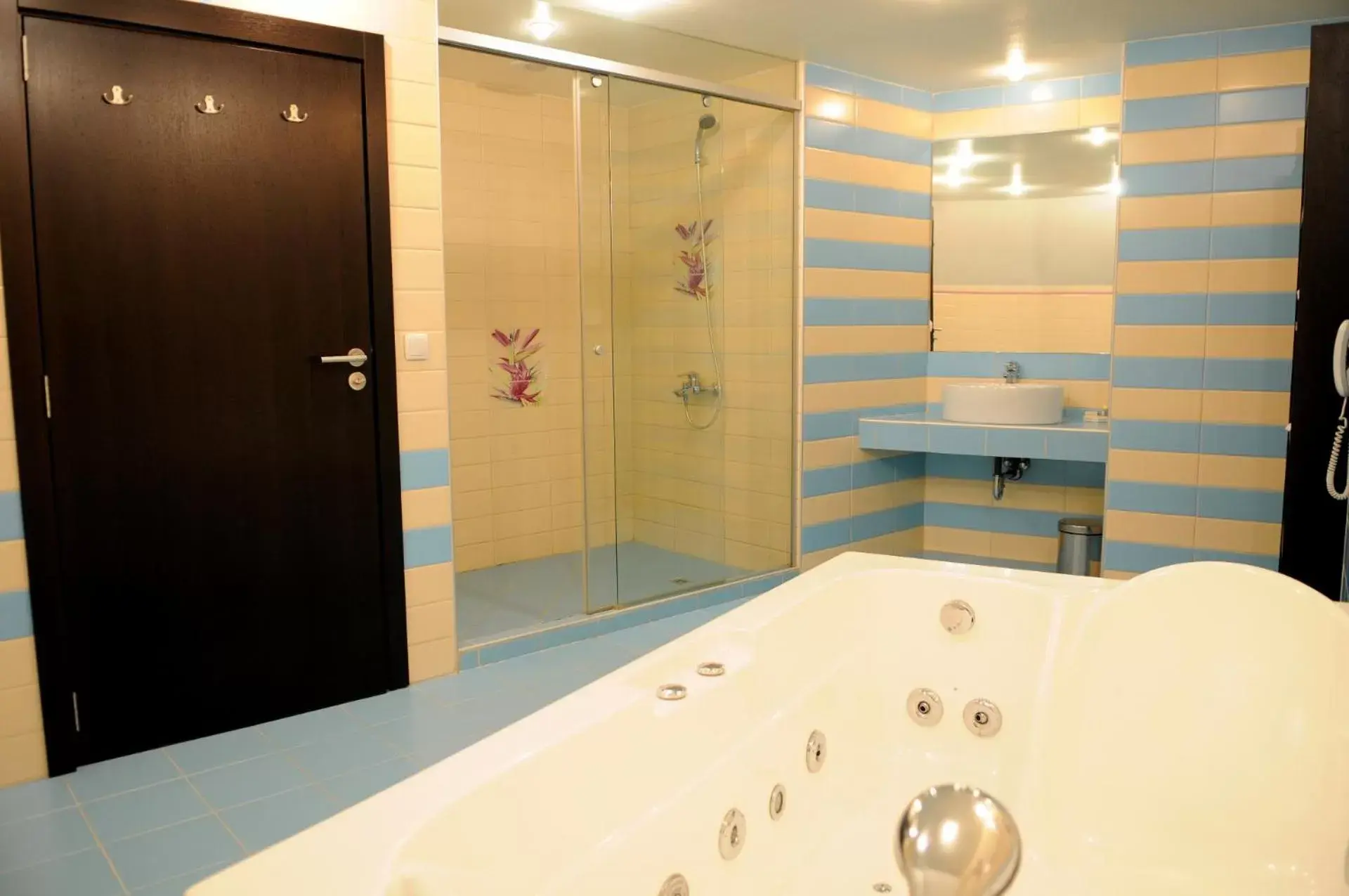 Shower, Bathroom in Gardenia Park Hotel