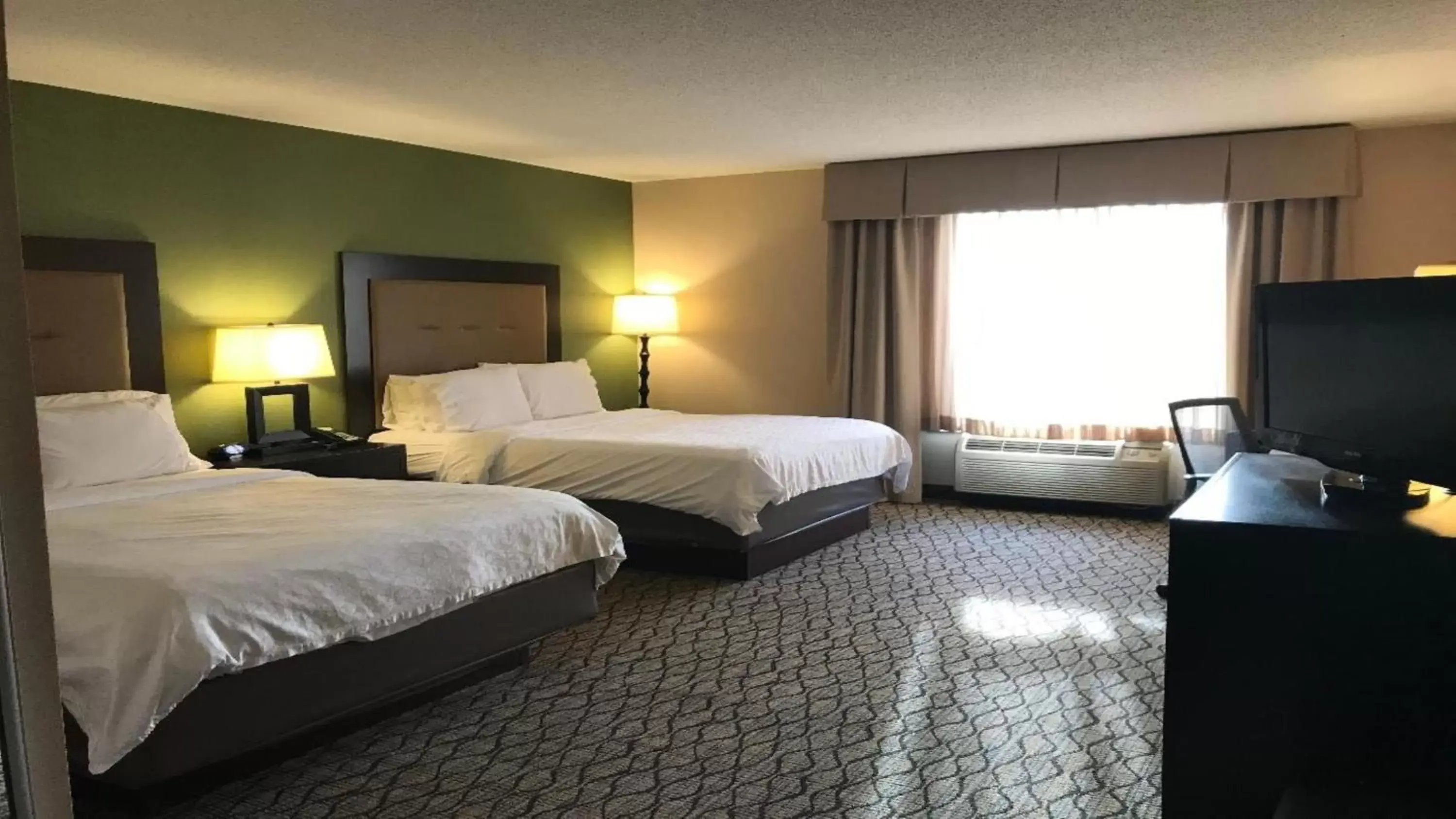 Photo of the whole room, Bed in Holiday Inn Express and Suites Winchester, an IHG Hotel