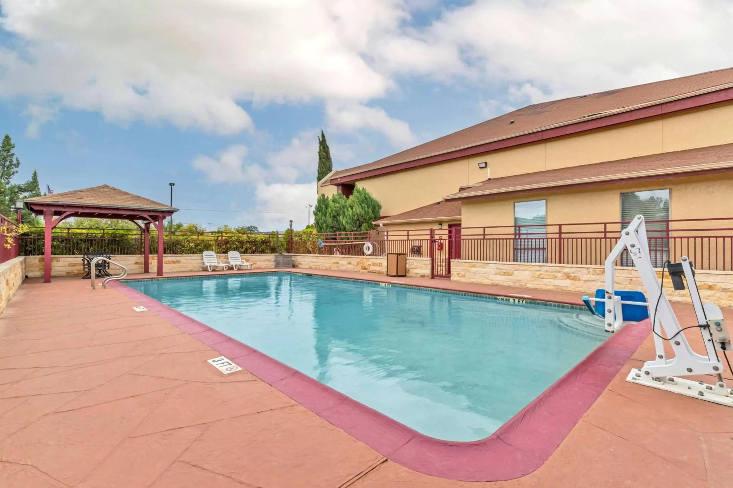 Pool view, Swimming Pool in Best Western Brady Inn