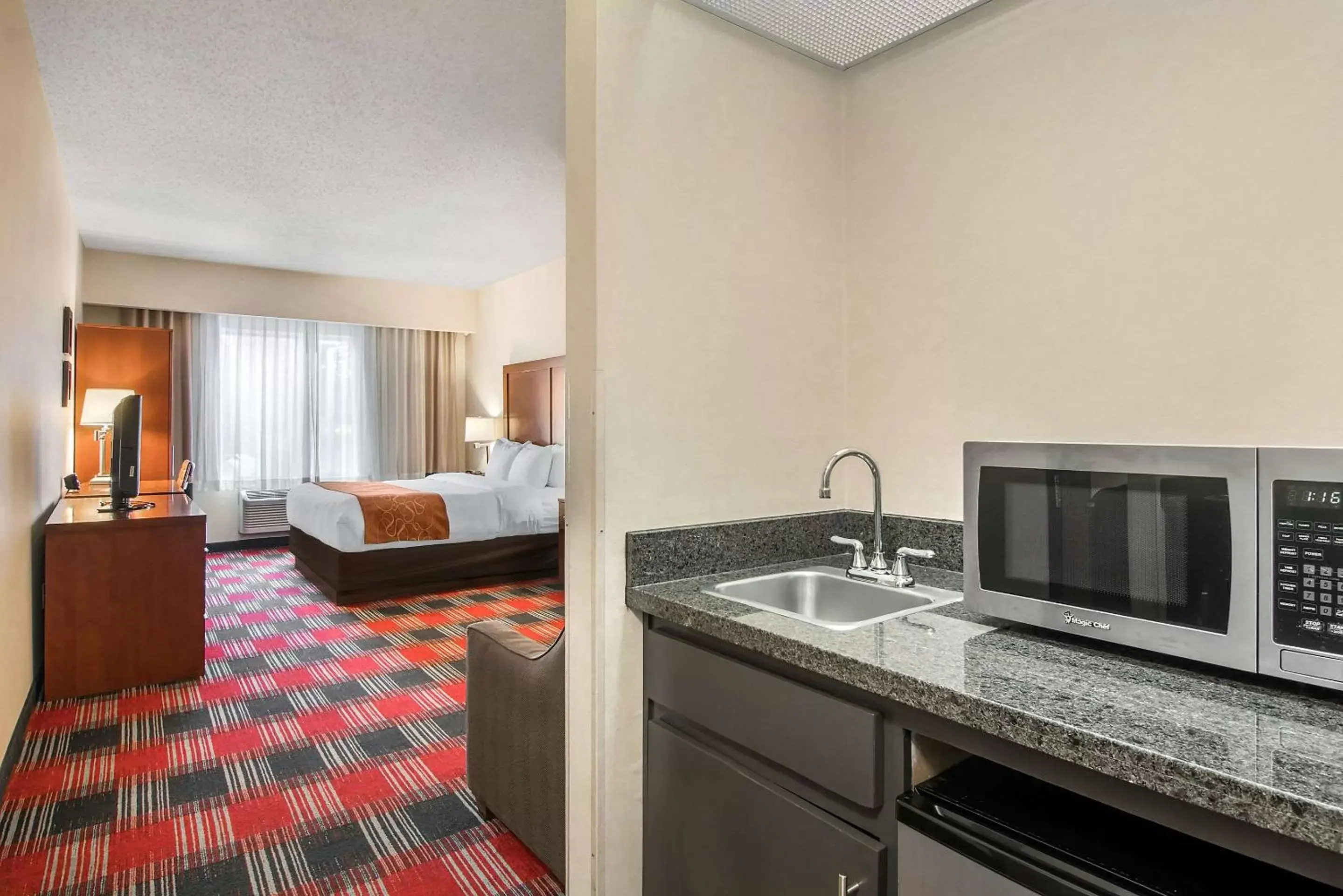 Photo of the whole room, Kitchen/Kitchenette in Comfort Suites Near Vancouver Mall