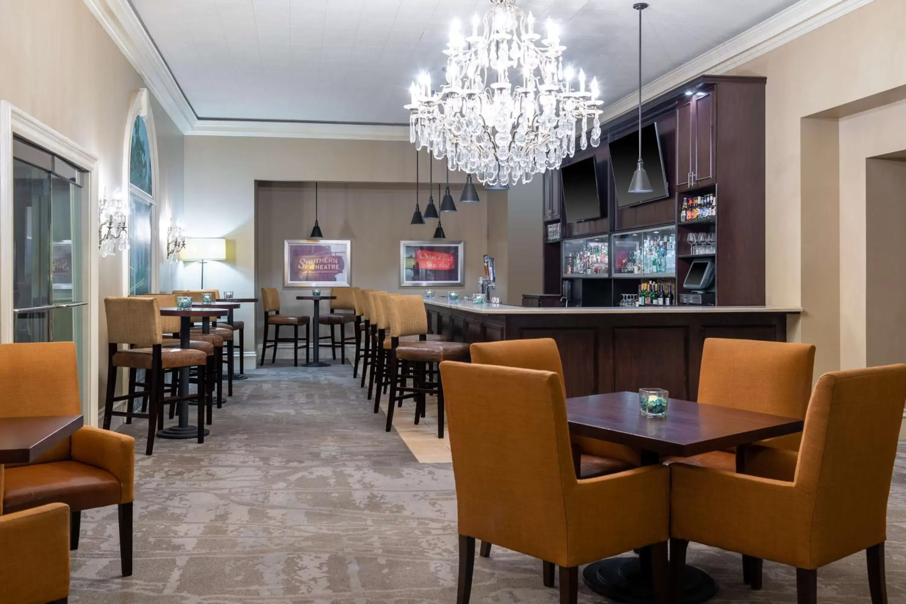 Lounge or bar, Restaurant/Places to Eat in DoubleTree Suites by Hilton Hotel Columbus Downtown