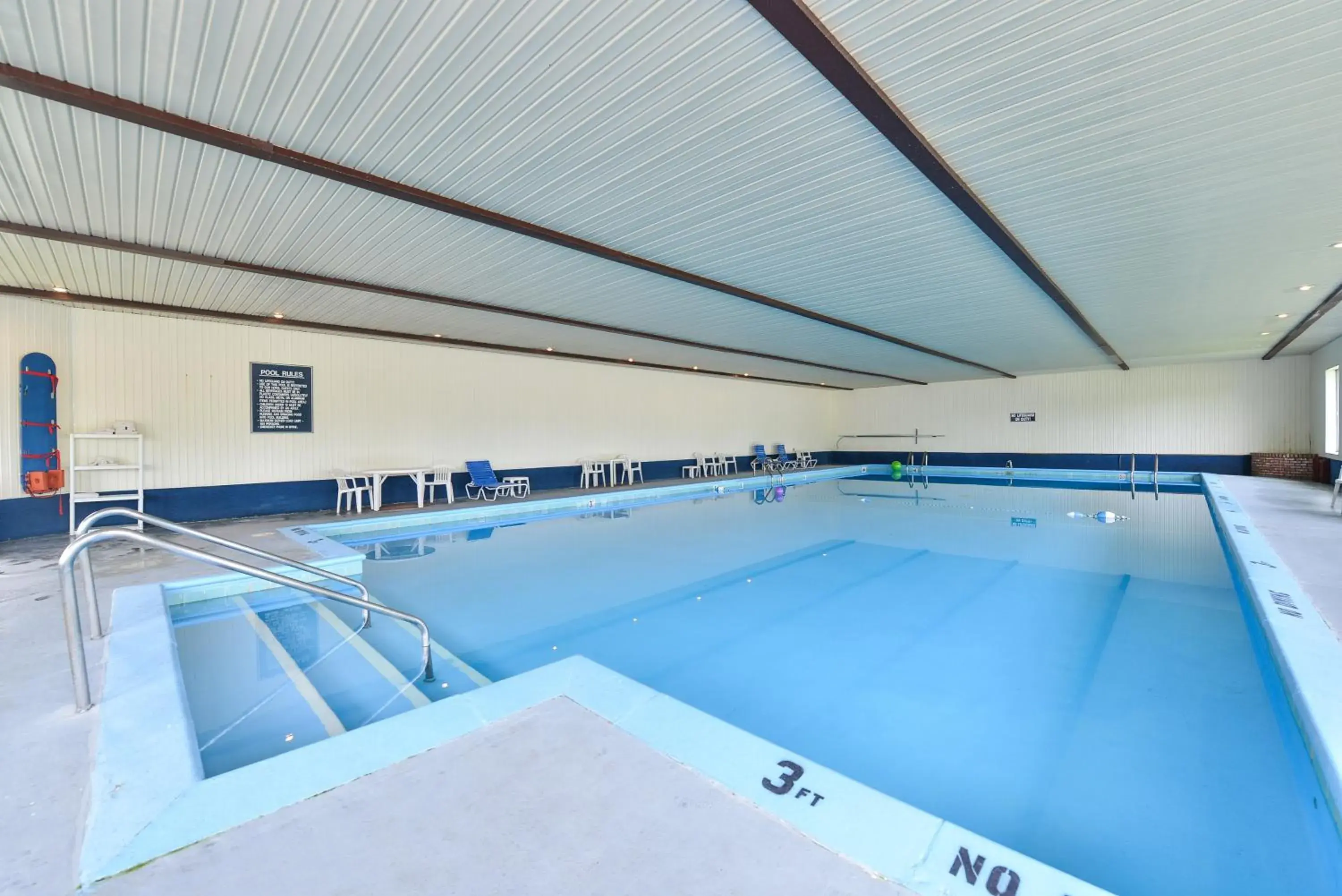 Swimming Pool in Americas Best Value Inn Mackinaw City