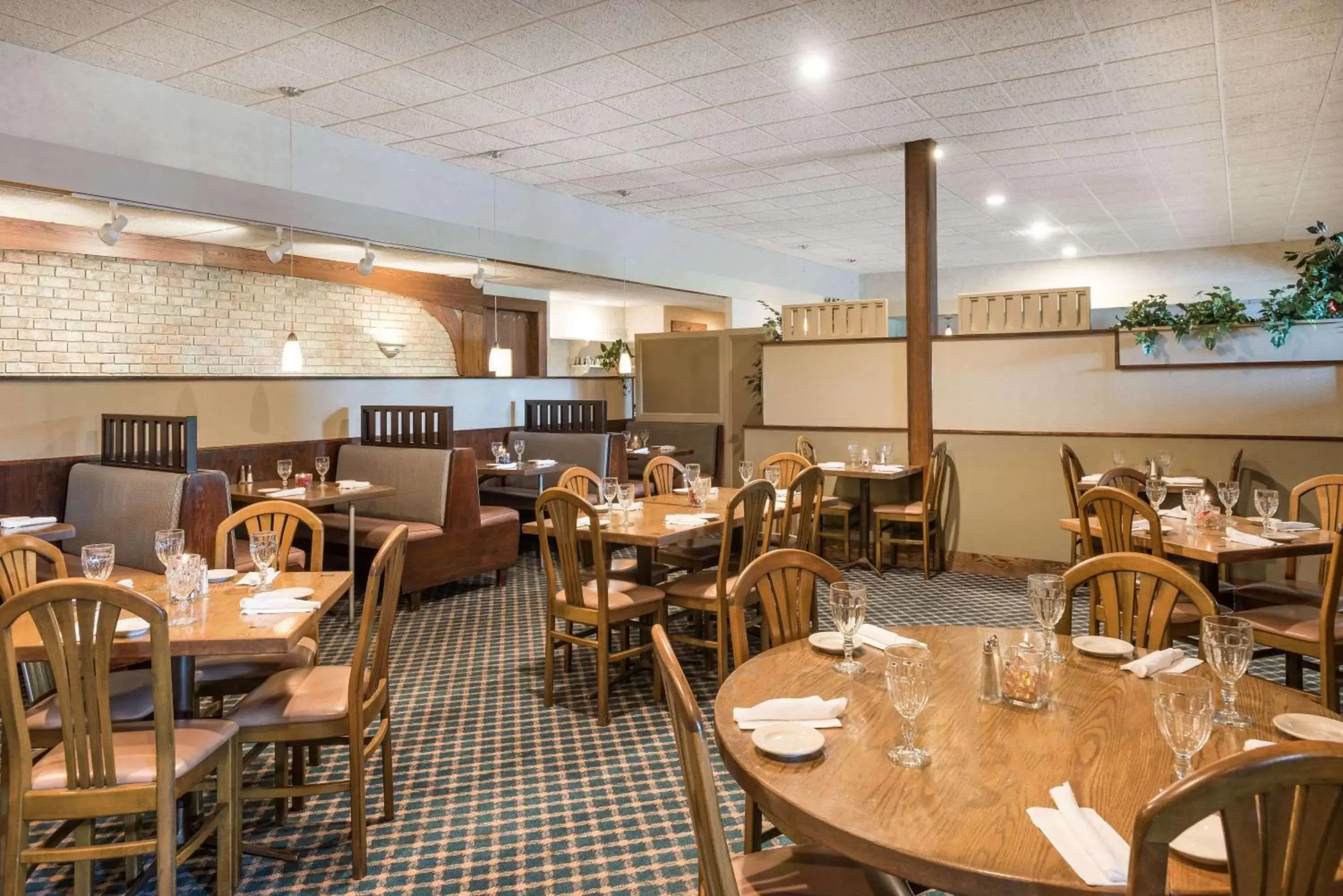 Restaurant/Places to Eat in Ramada Plaza by Wyndham Portland