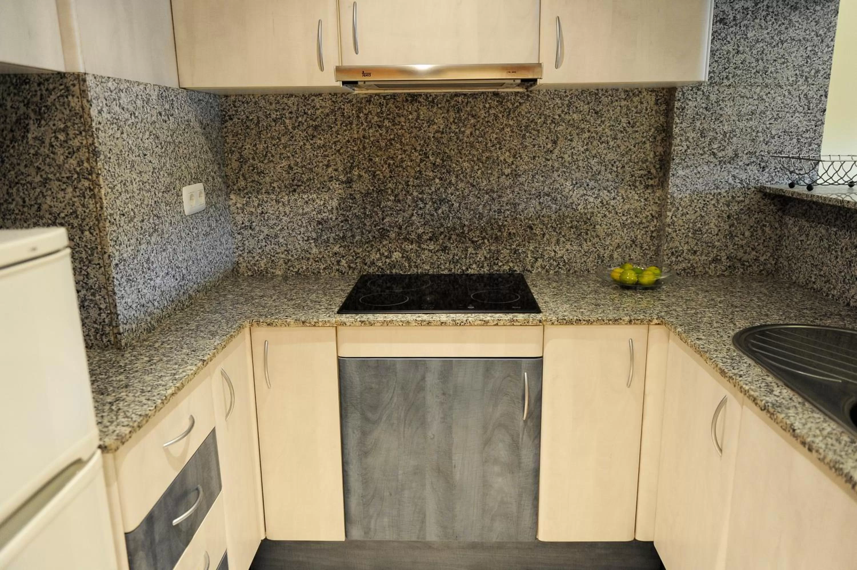 Kitchen or kitchenette in Aparthotel Marsol