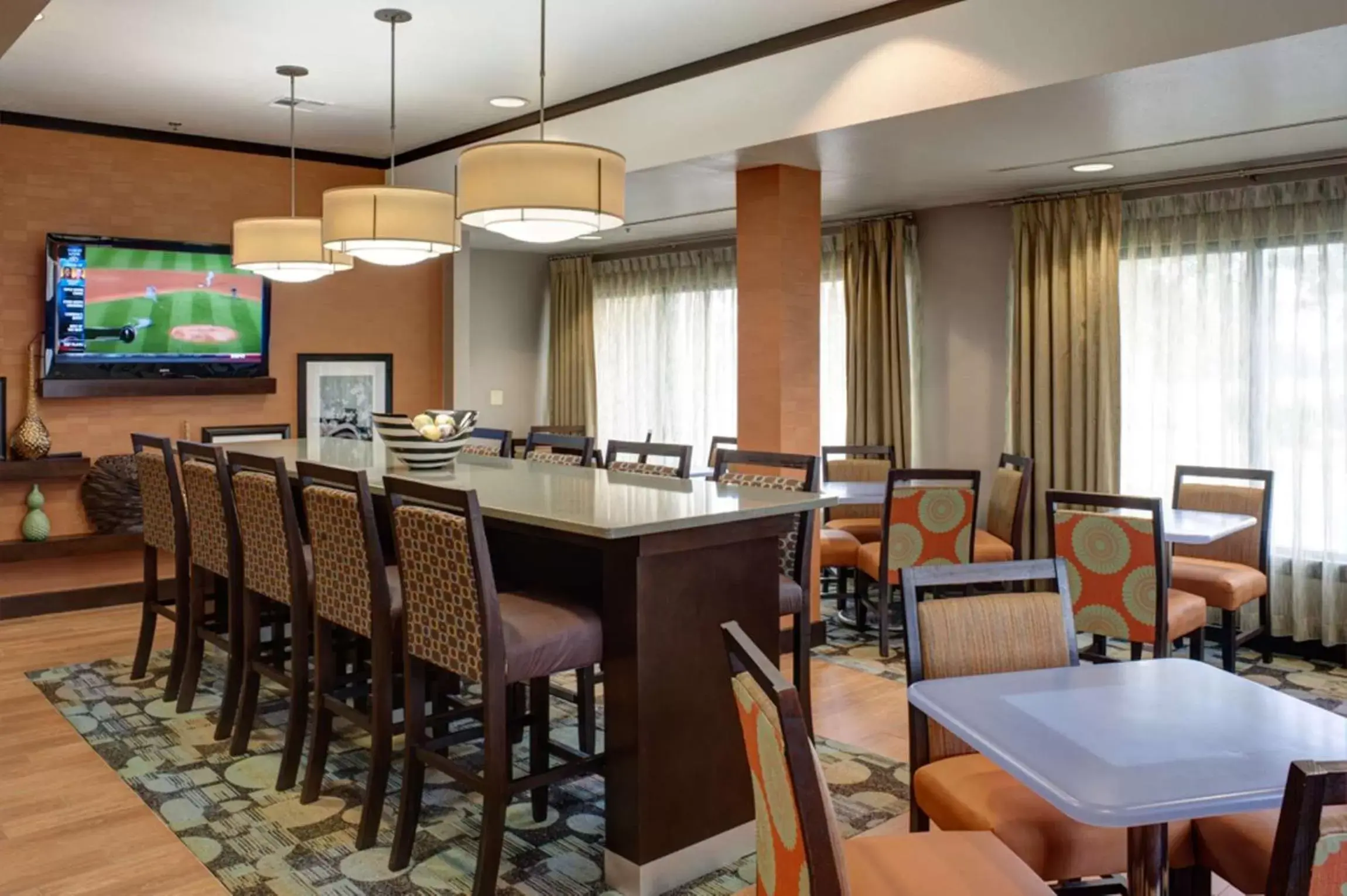 Dining area in Hampton Inn Tulsa Sand Springs