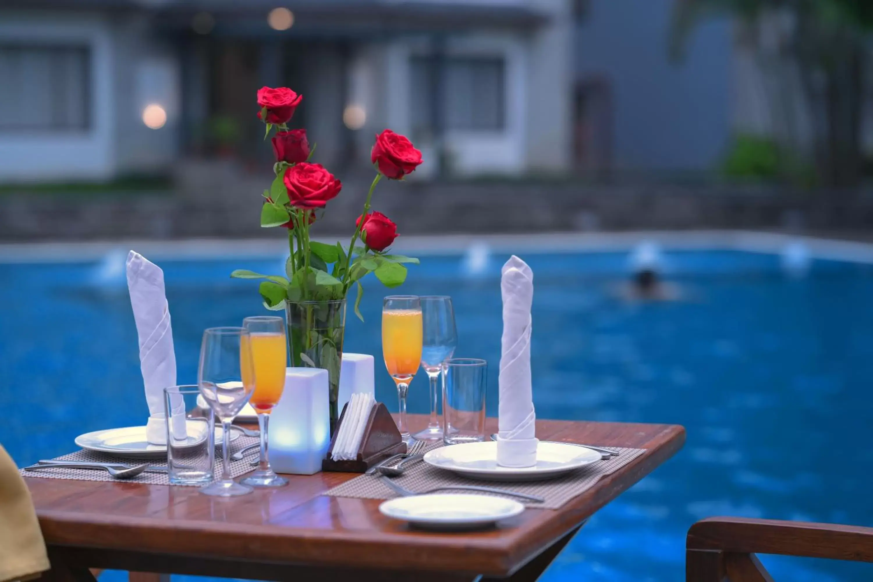 Restaurant/places to eat, Swimming Pool in Hotel Barahi