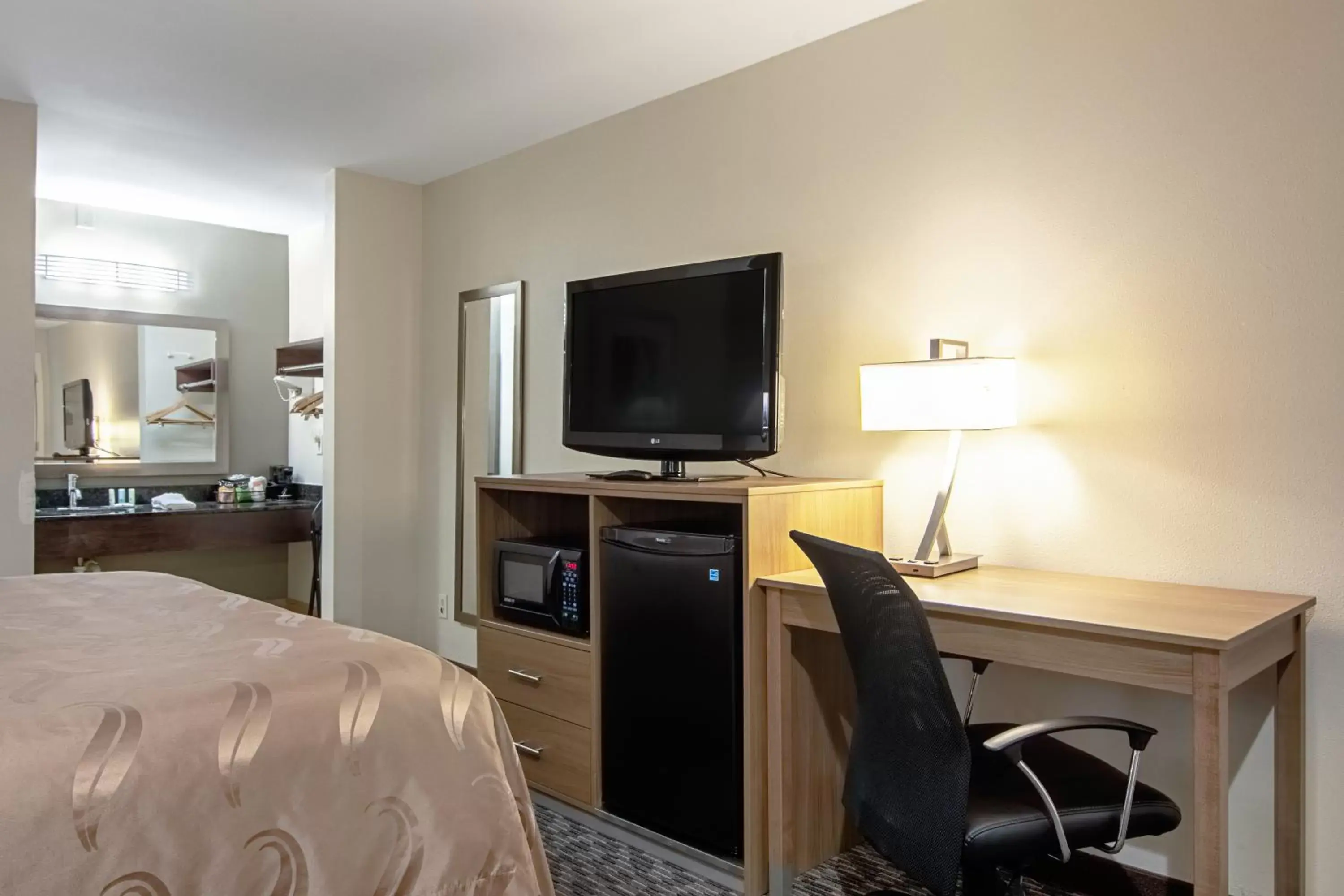 TV and multimedia, TV/Entertainment Center in Quality Inn Lagrange