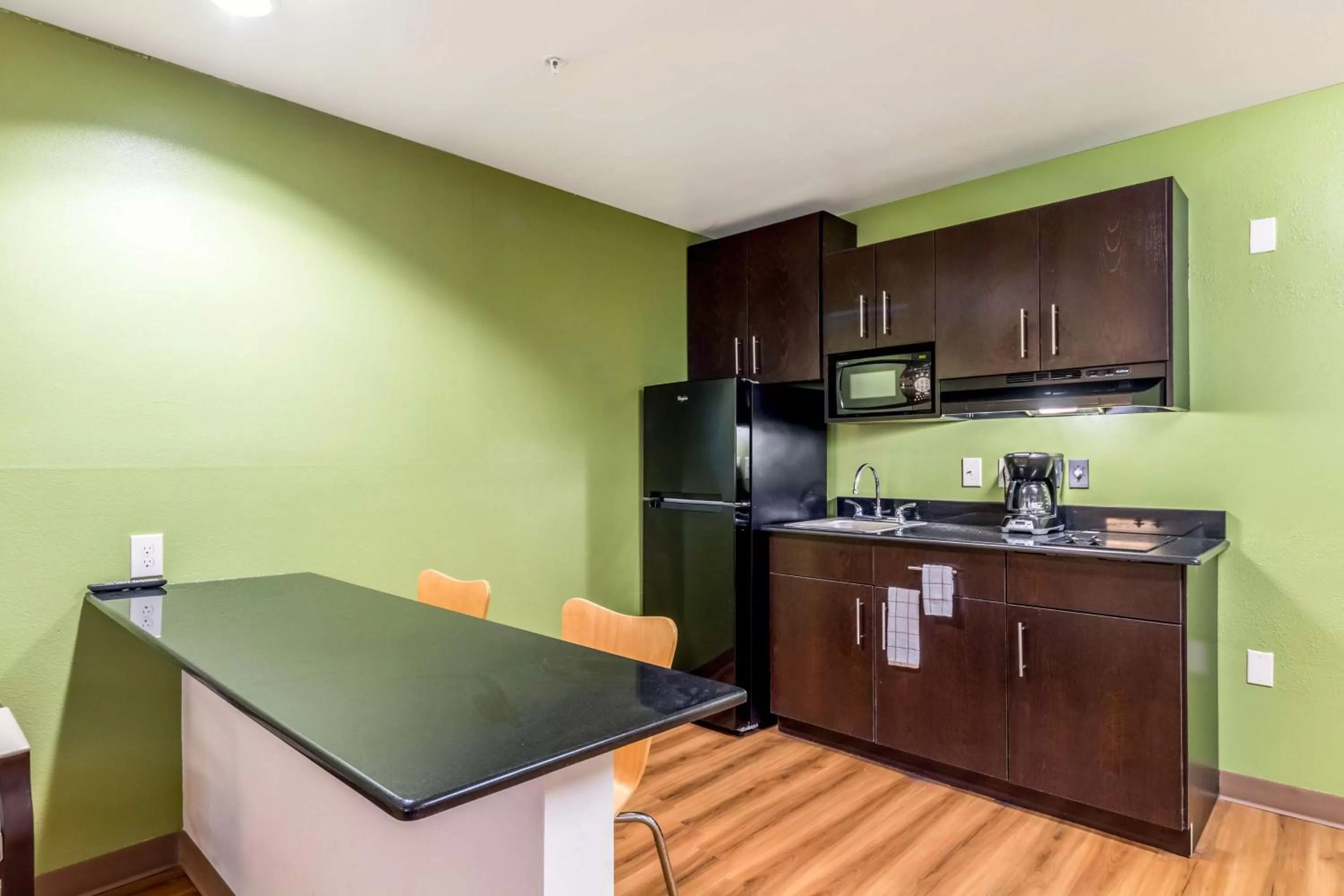 Kitchen or kitchenette in Super 8 by Wyndham Kenedy