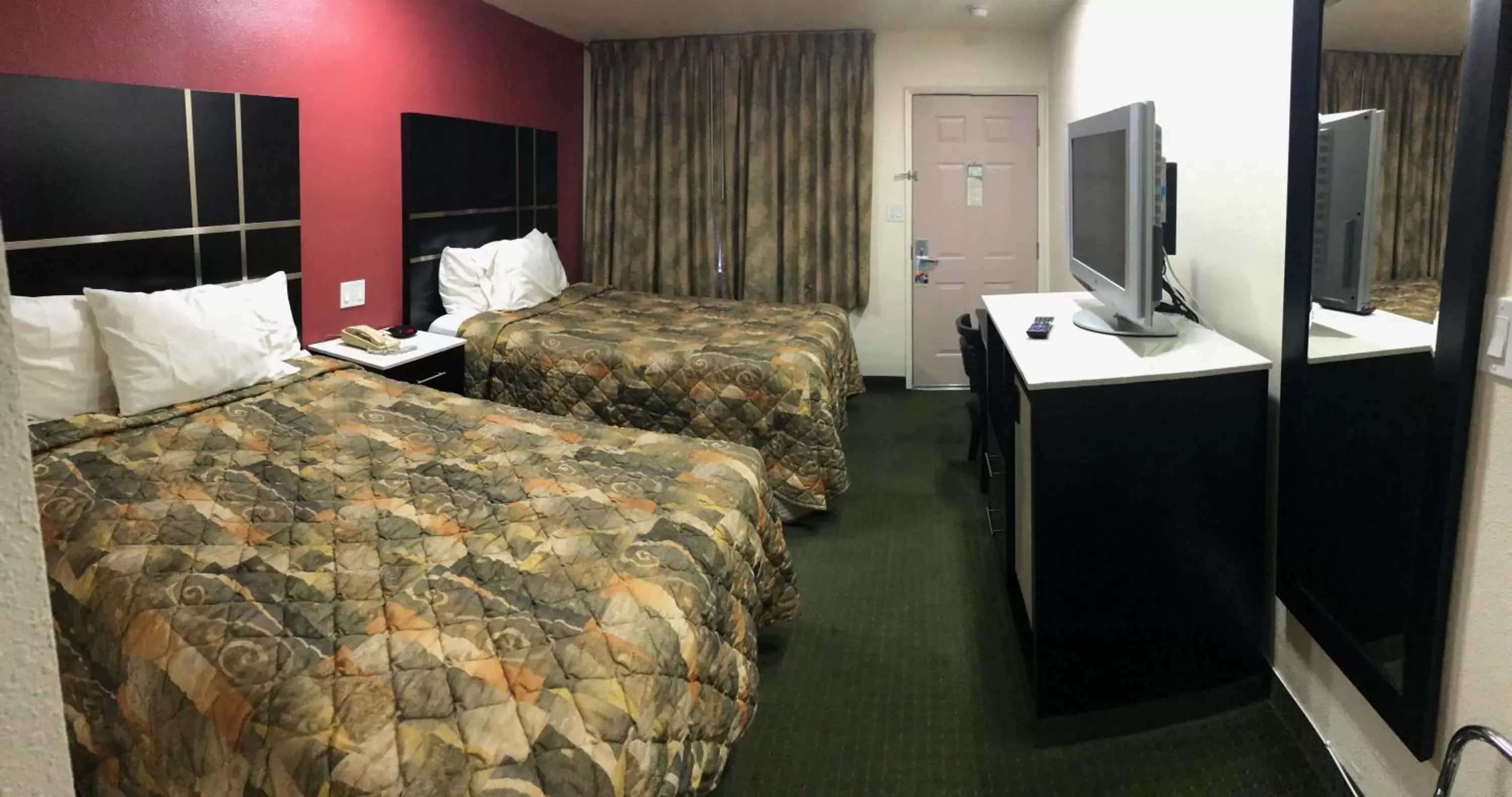 Photo of the whole room, Bed in Days Inn by Wyndham Oroville