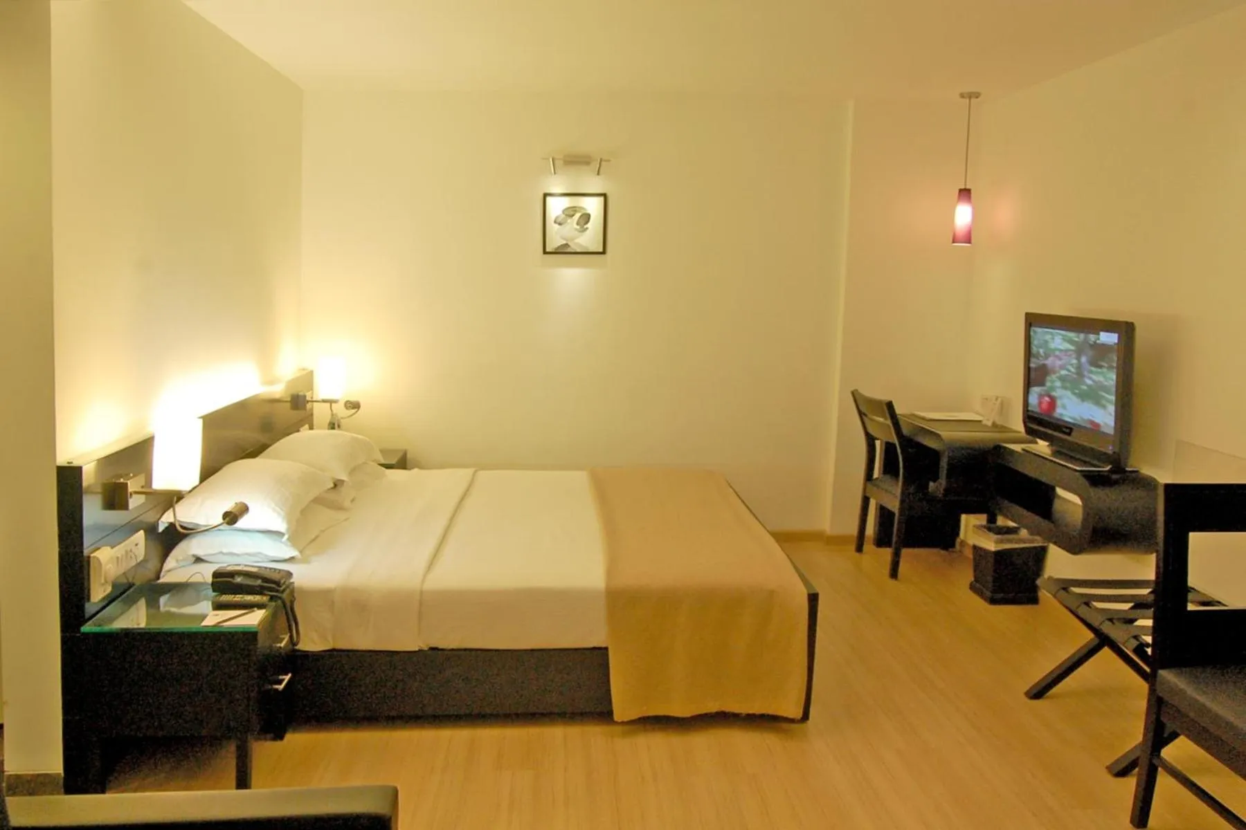 Photo of the whole room, Bed in Comfort Inn Sunset