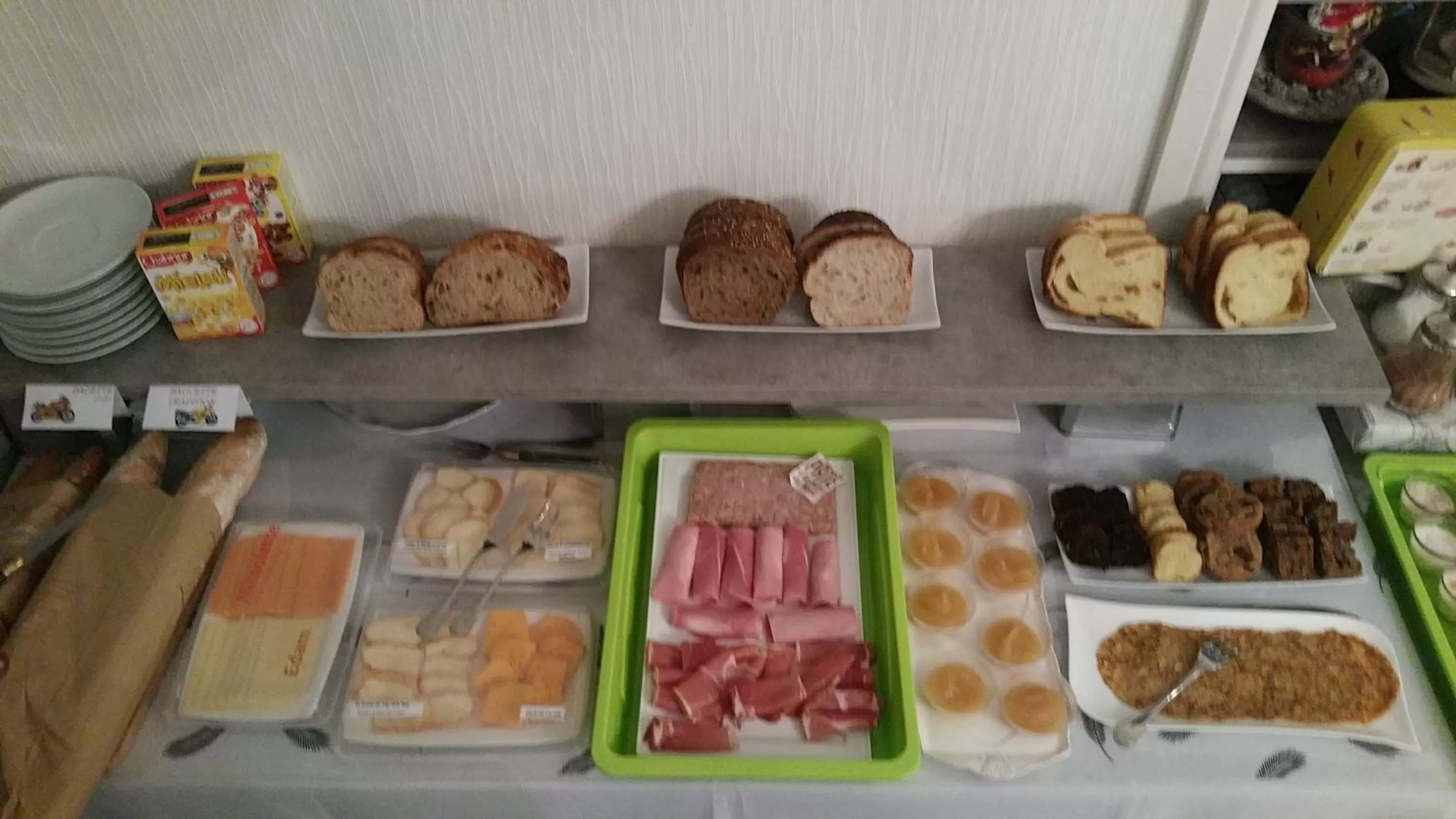 Buffet breakfast in L'imprévu