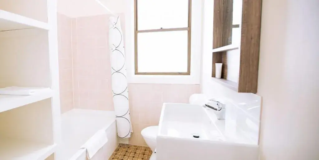 Bathroom in Hibiscus Motel