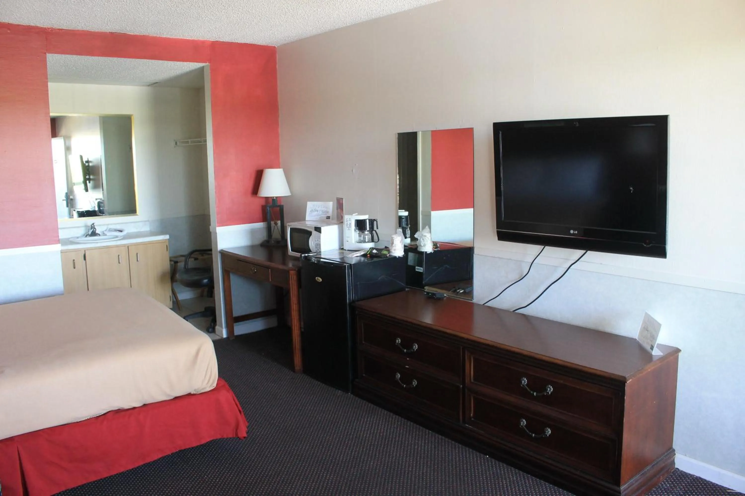 Bed in Hawk's Nest Lodge