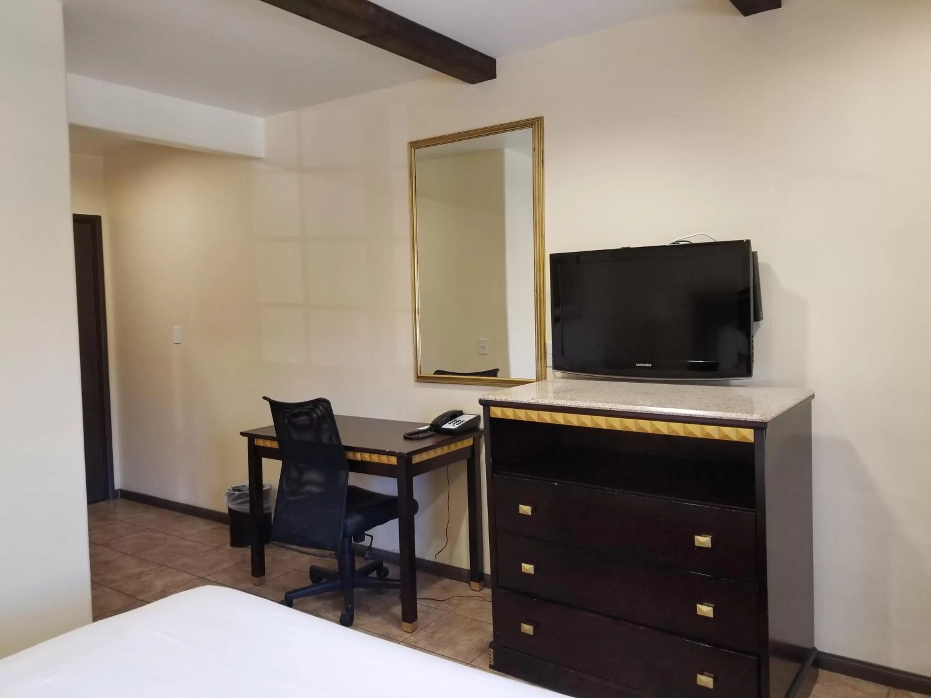 Living room, Bed in Tuscan Garden Inn