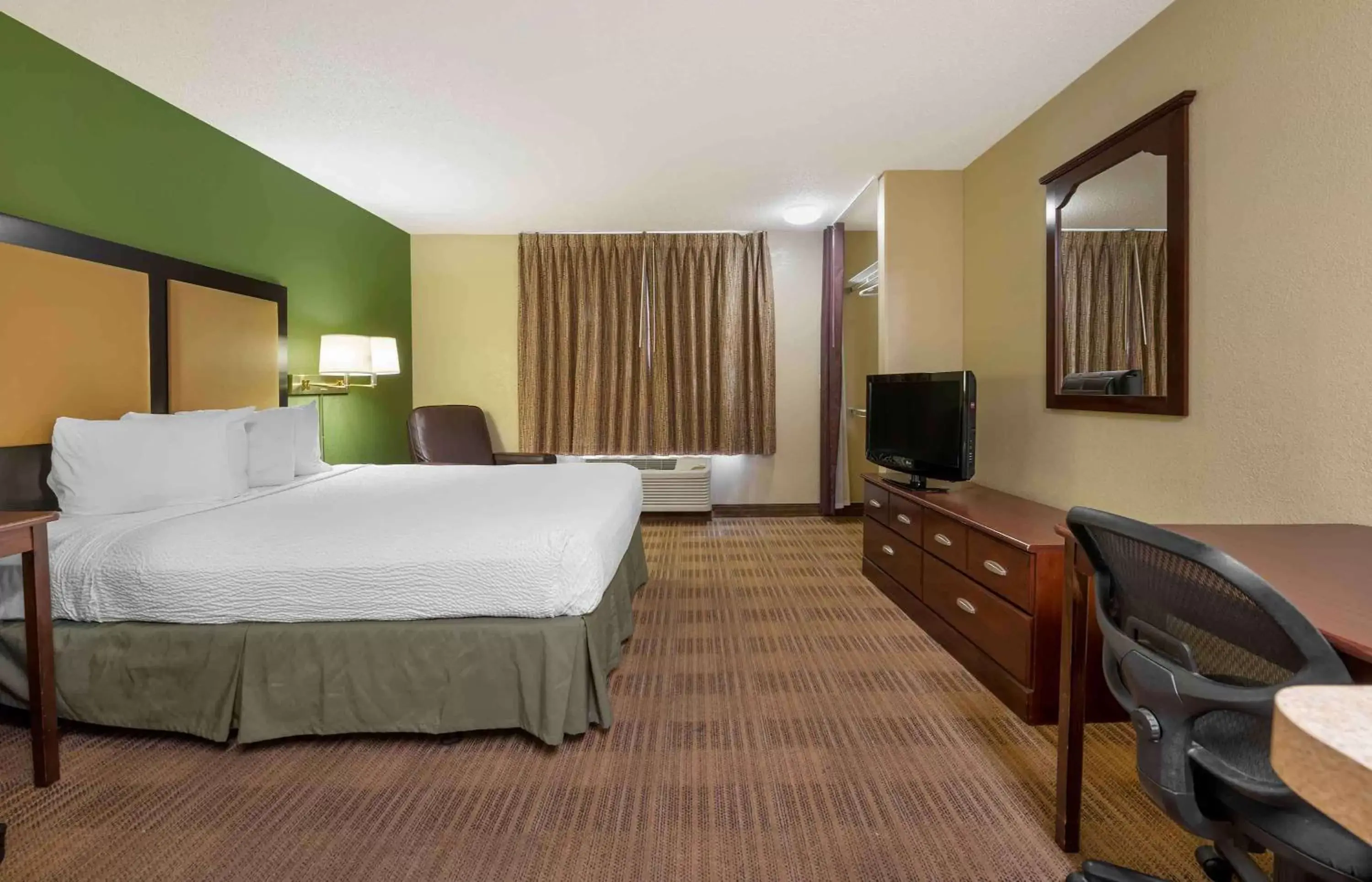 Bedroom in Extended Stay America Suites - Dayton - North