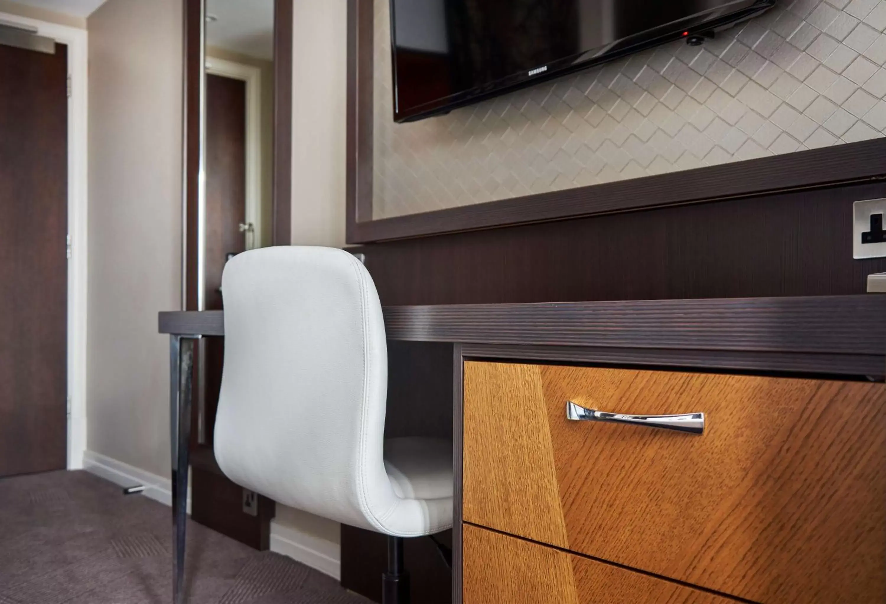 Bedroom, TV/Entertainment Center in DoubleTree by Hilton London - Hyde Park