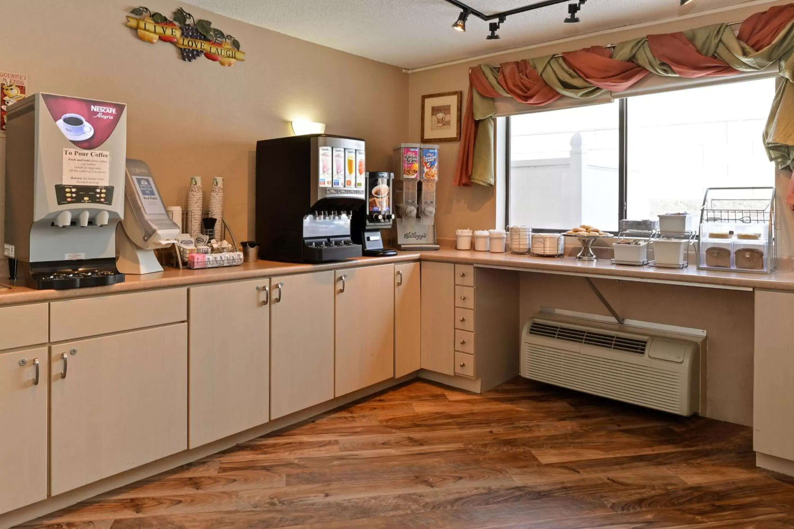 Coffee/tea facilities, Restaurant/Places to Eat in Americas Best Value Inn New Paltz