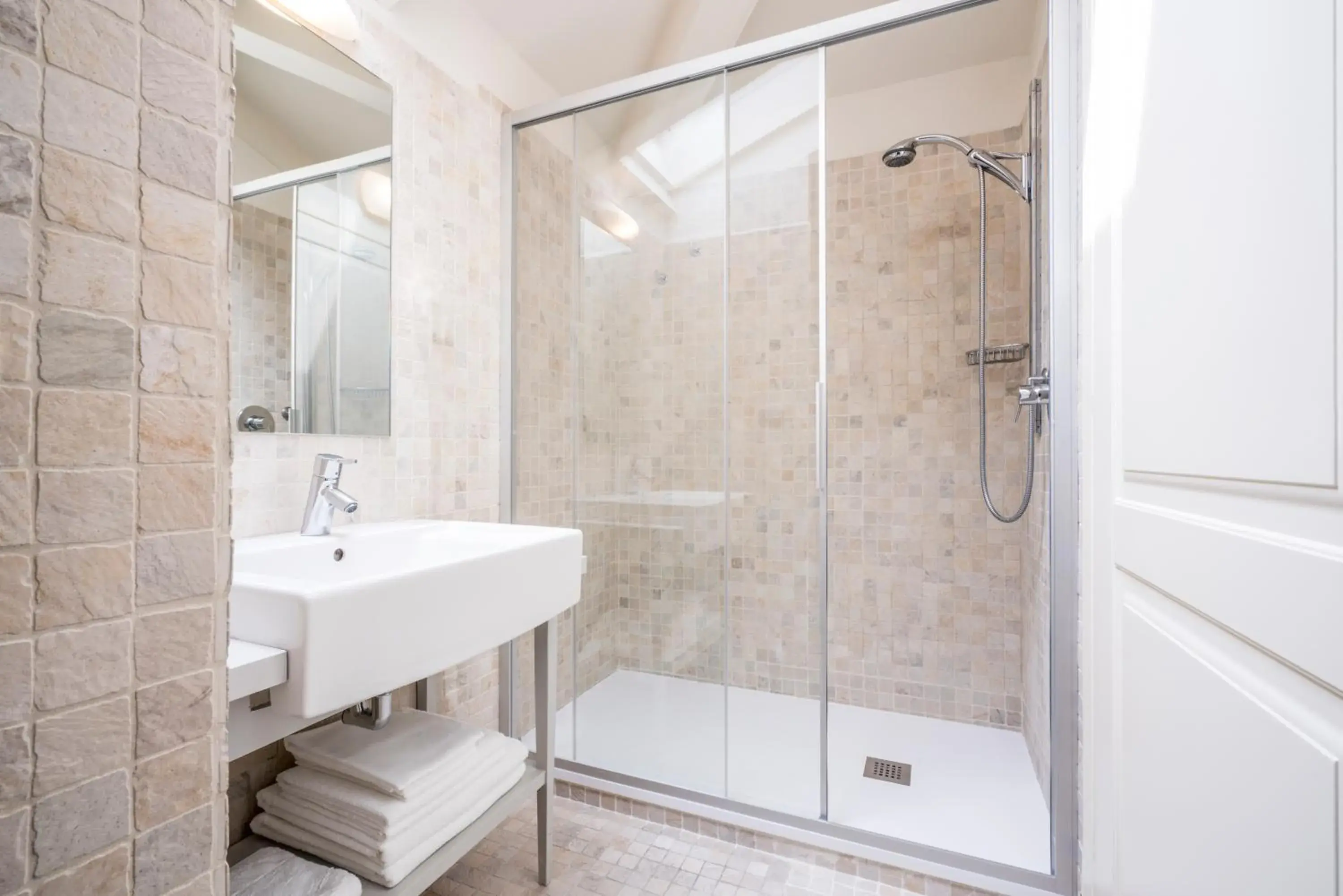 Shower, Bathroom in Spinerola Hotel in Cascina & Restaurant Uvaspina