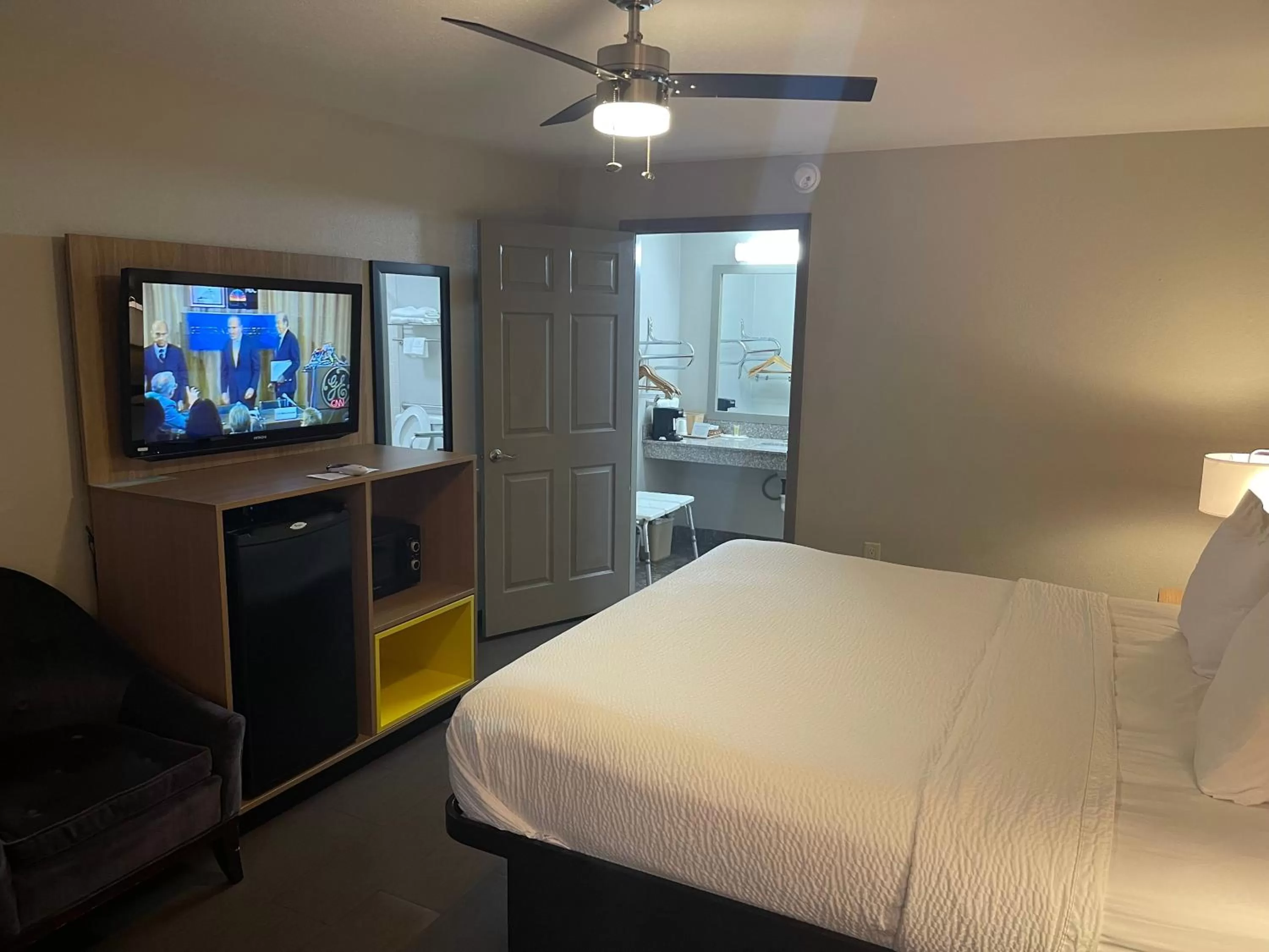 Bedroom, Bed in Days Inn by Wyndham Holladay