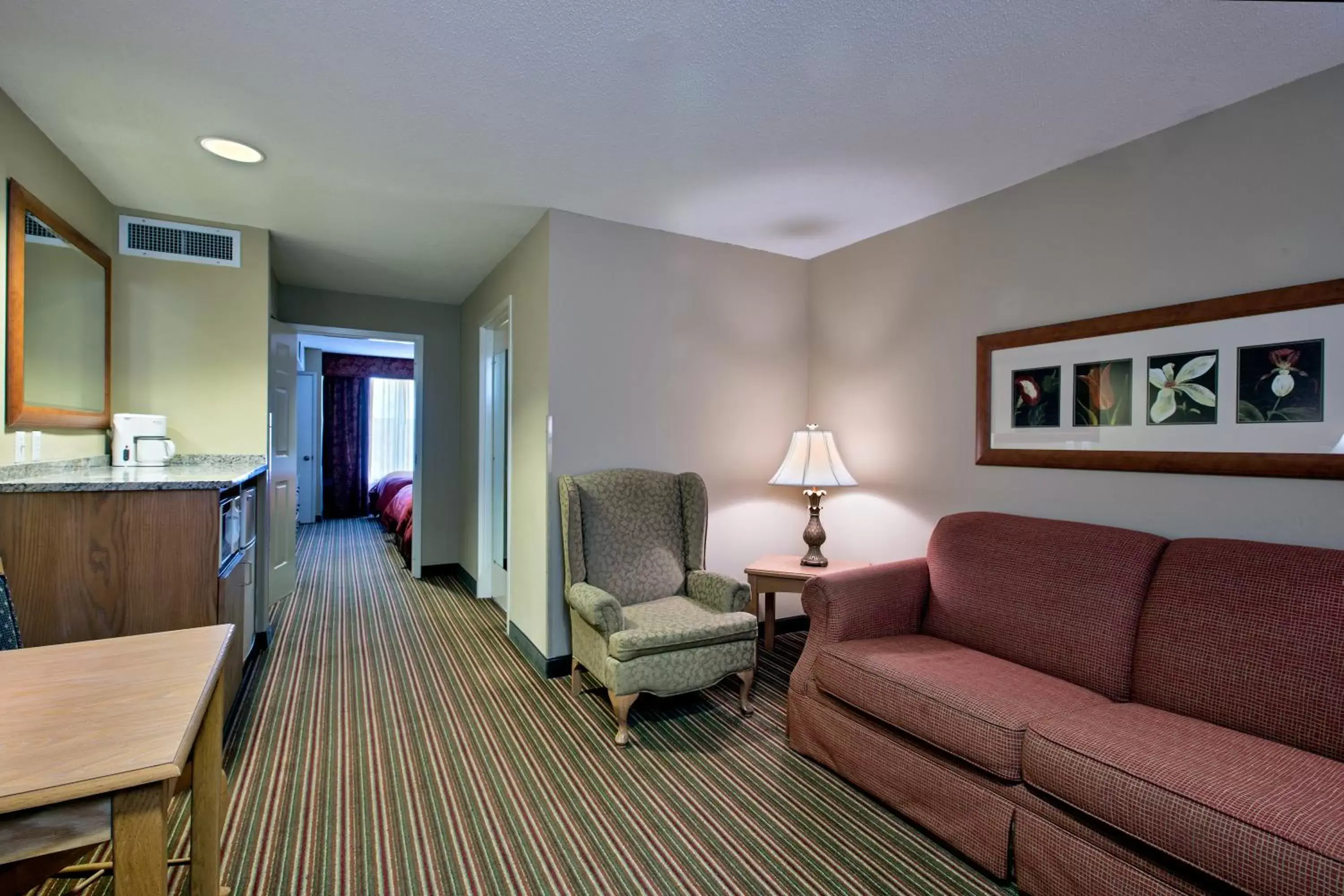 Bedroom, Seating Area in Country Inn & Suites by Radisson, Williamsburg Historic Area, VA