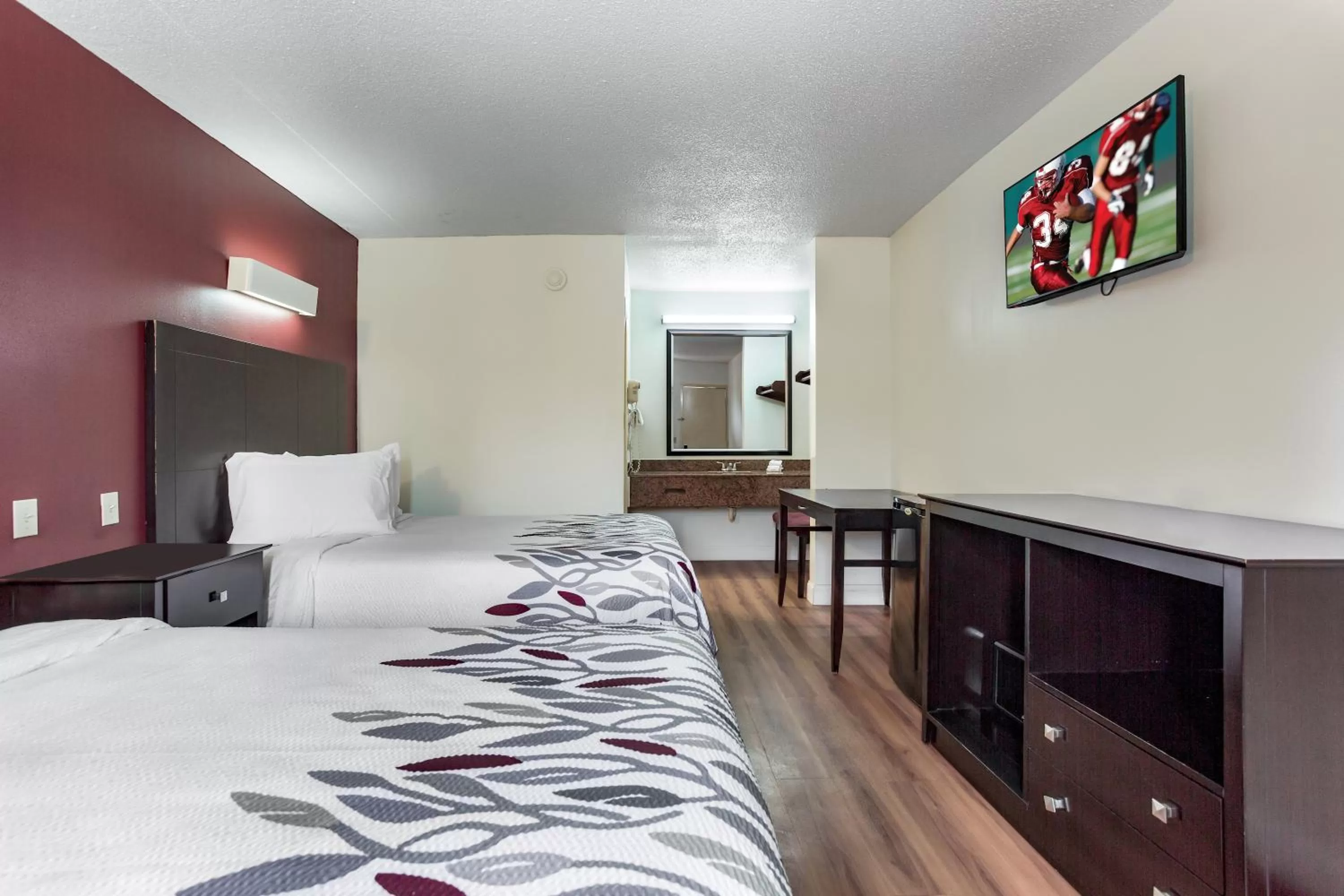 Photo of the whole room, Bed in Red Roof Inn Monteagle - I-24