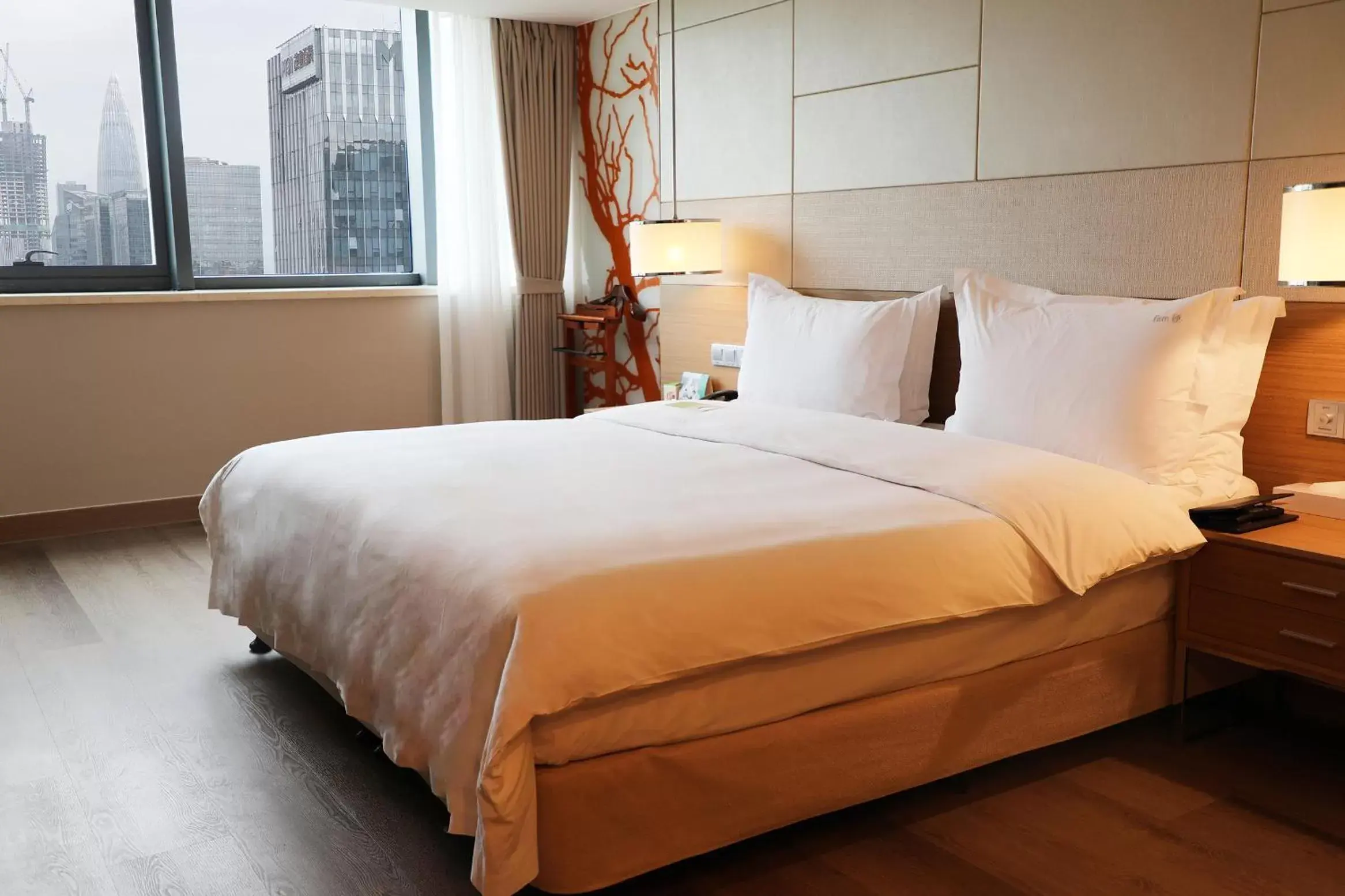 Photo of the whole room, Bed in Holiday Inn Shenzhen Donghua, an IHG Hotel
