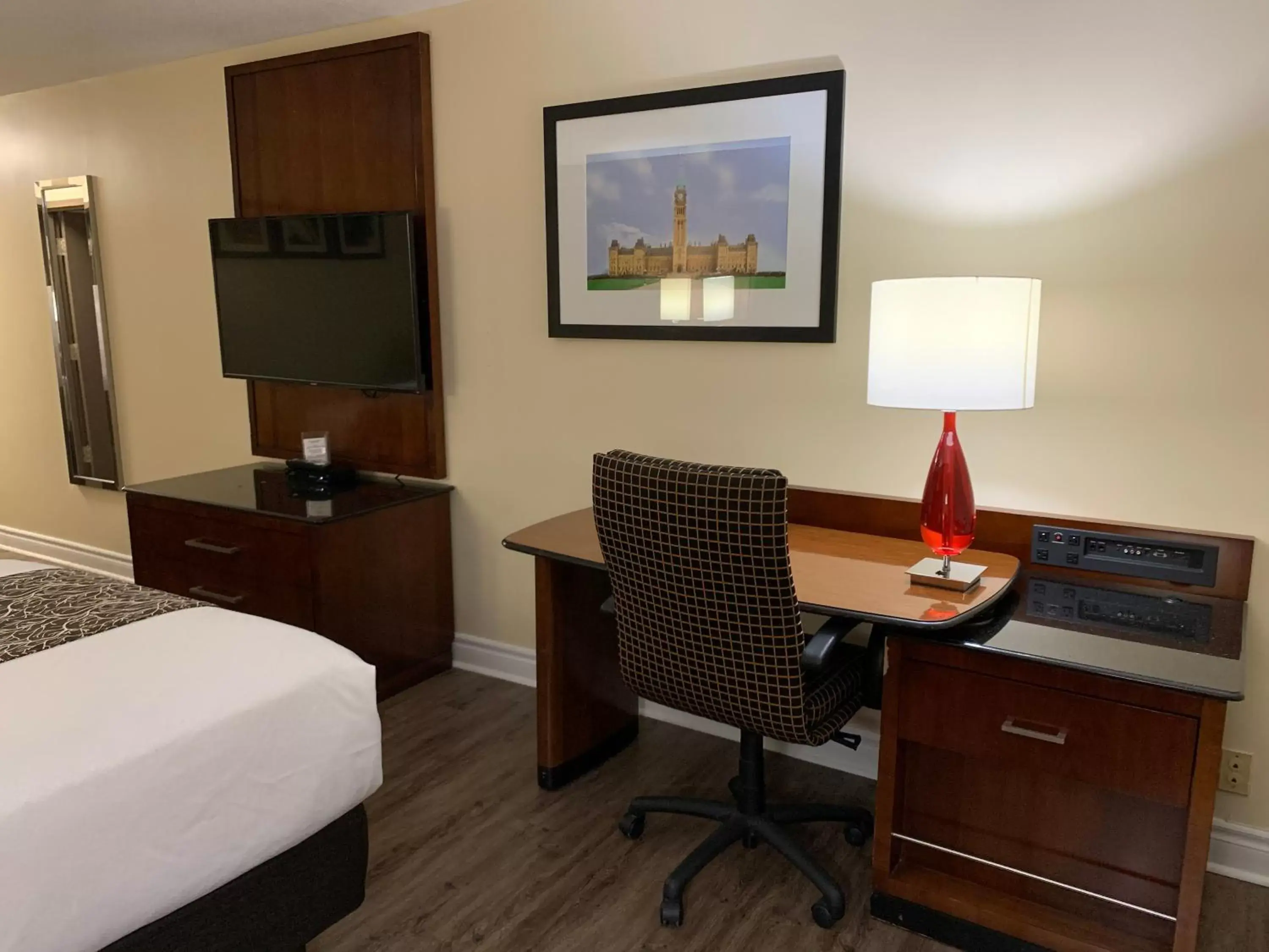 TV and multimedia, TV/Entertainment Center in SureStay Hotel by Best Western Kemptville