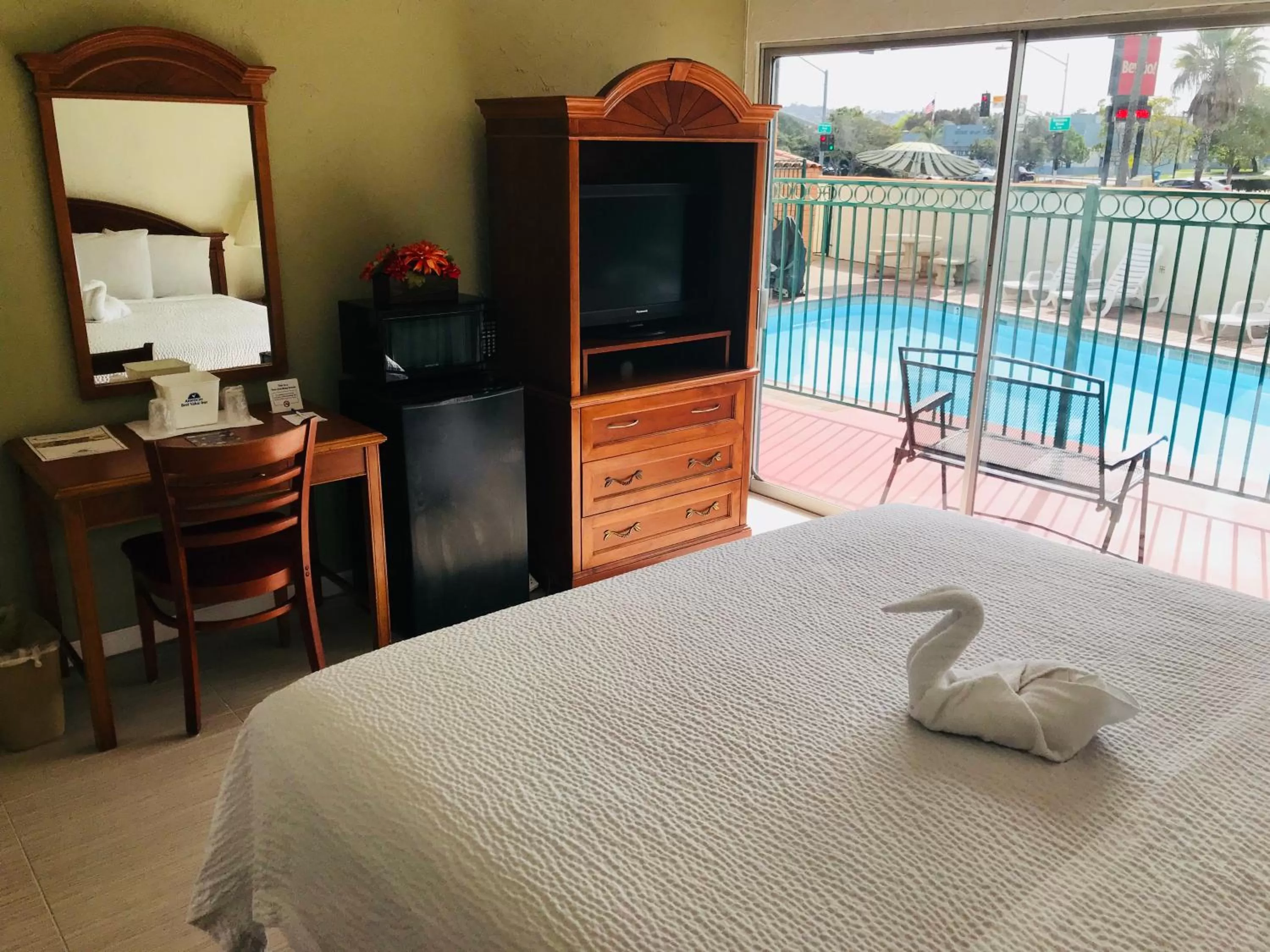 Bedroom, Bed in Americas Best Value Inn Loma Lodge