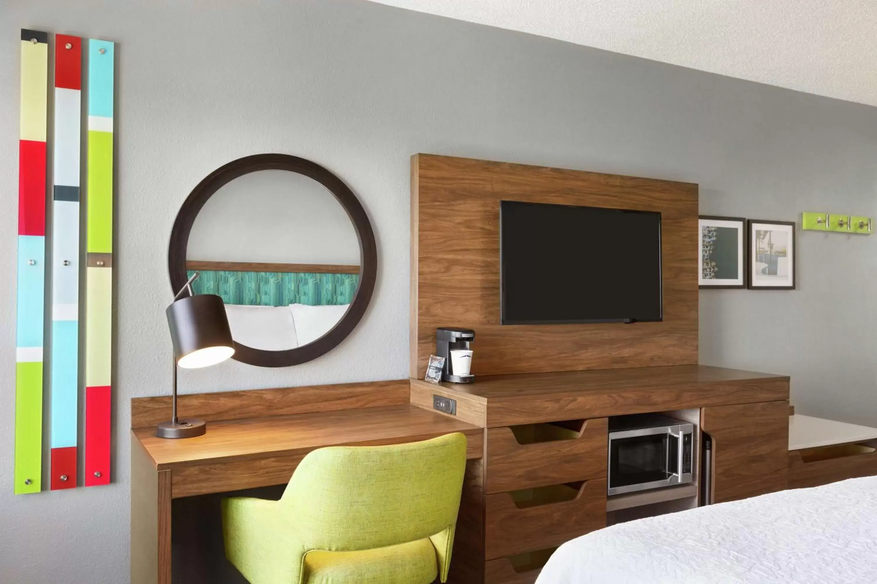 Bedroom, TV/Entertainment Center in Hampton Inn & Suites Fort Lauderdale Airport