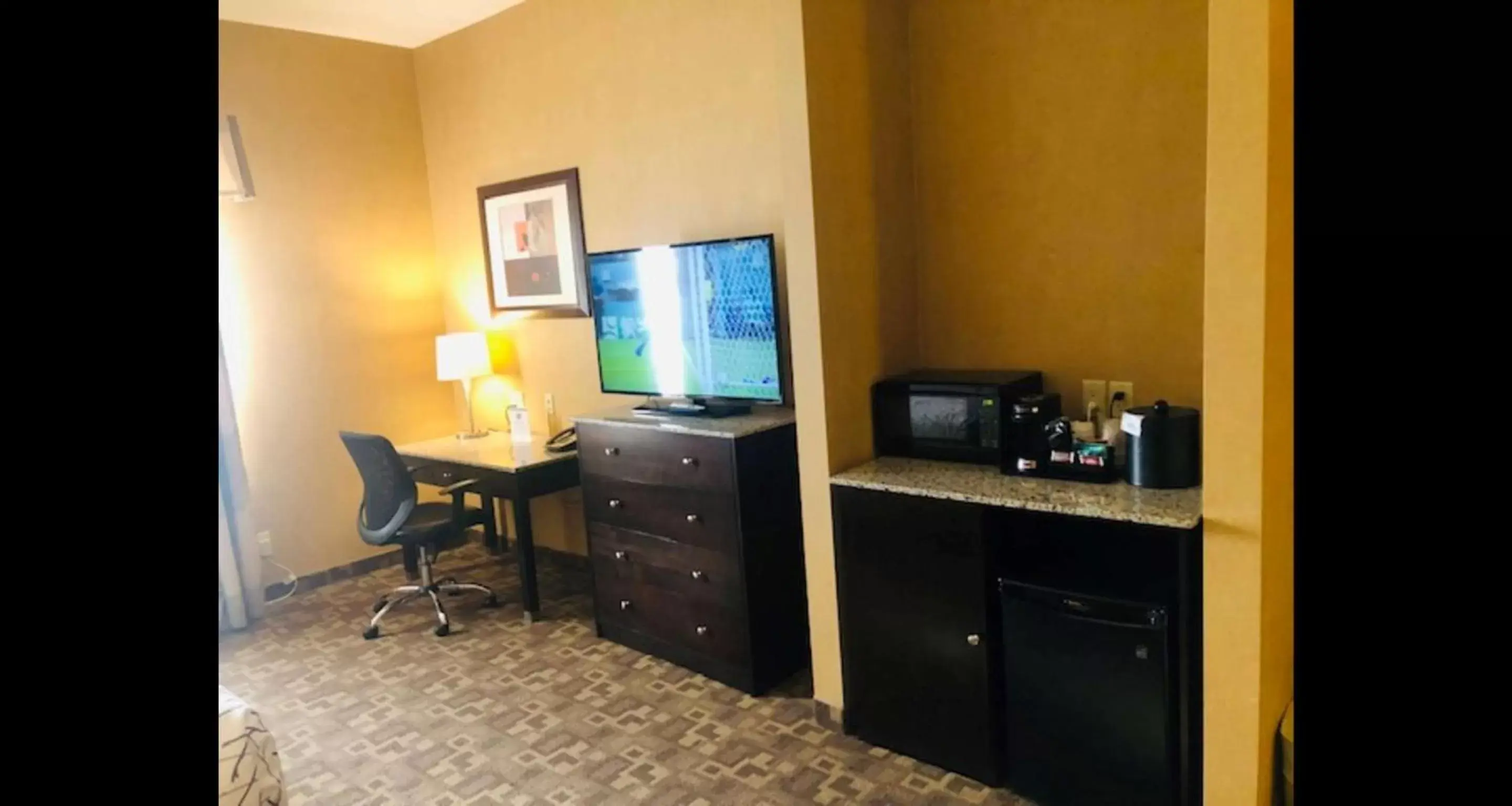 Bedroom, TV/Entertainment Center in Best Western Plus South Edmonton Inn & Suites