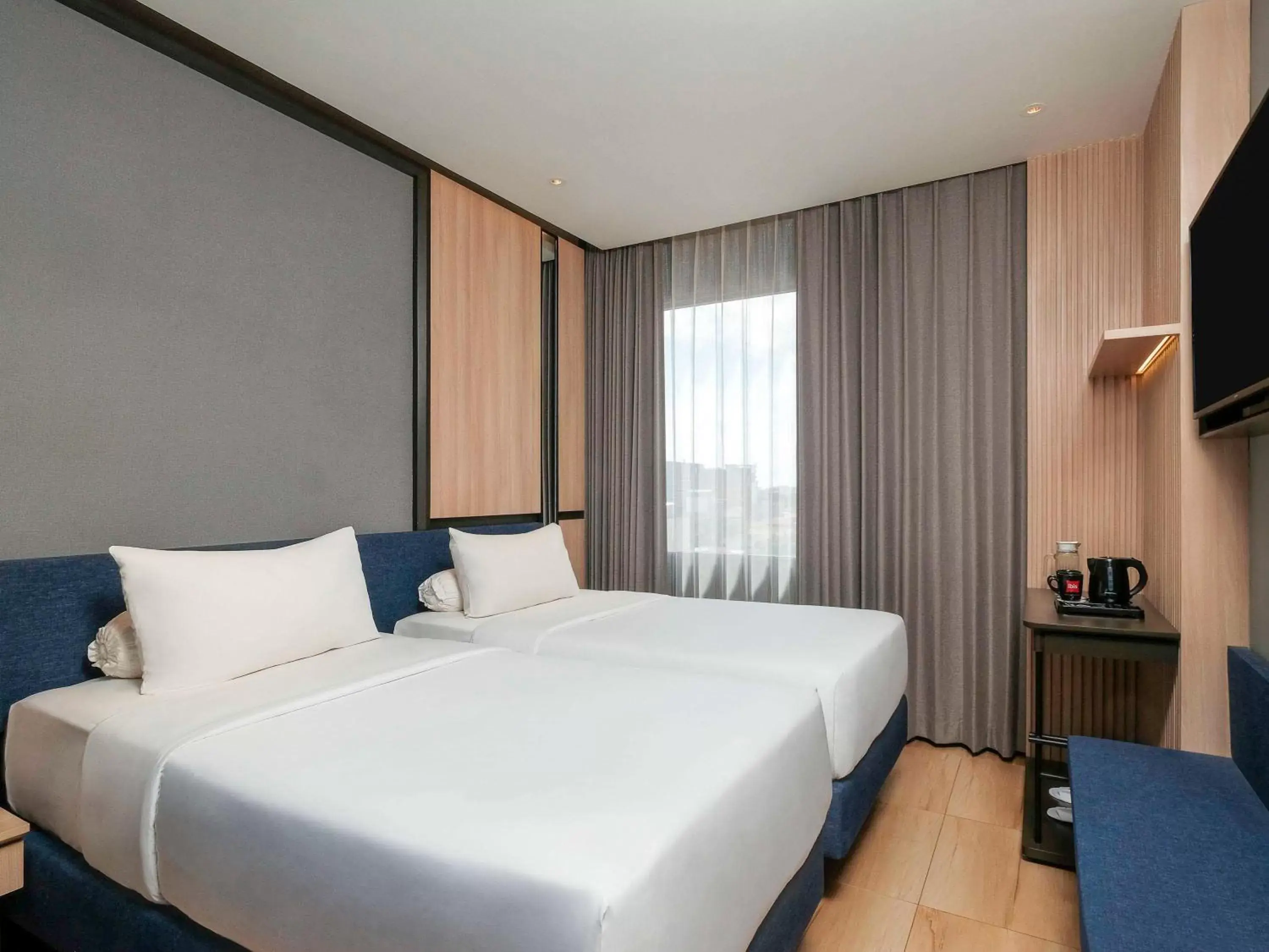 Bedroom, Bed in ibis Surabaya Tidar