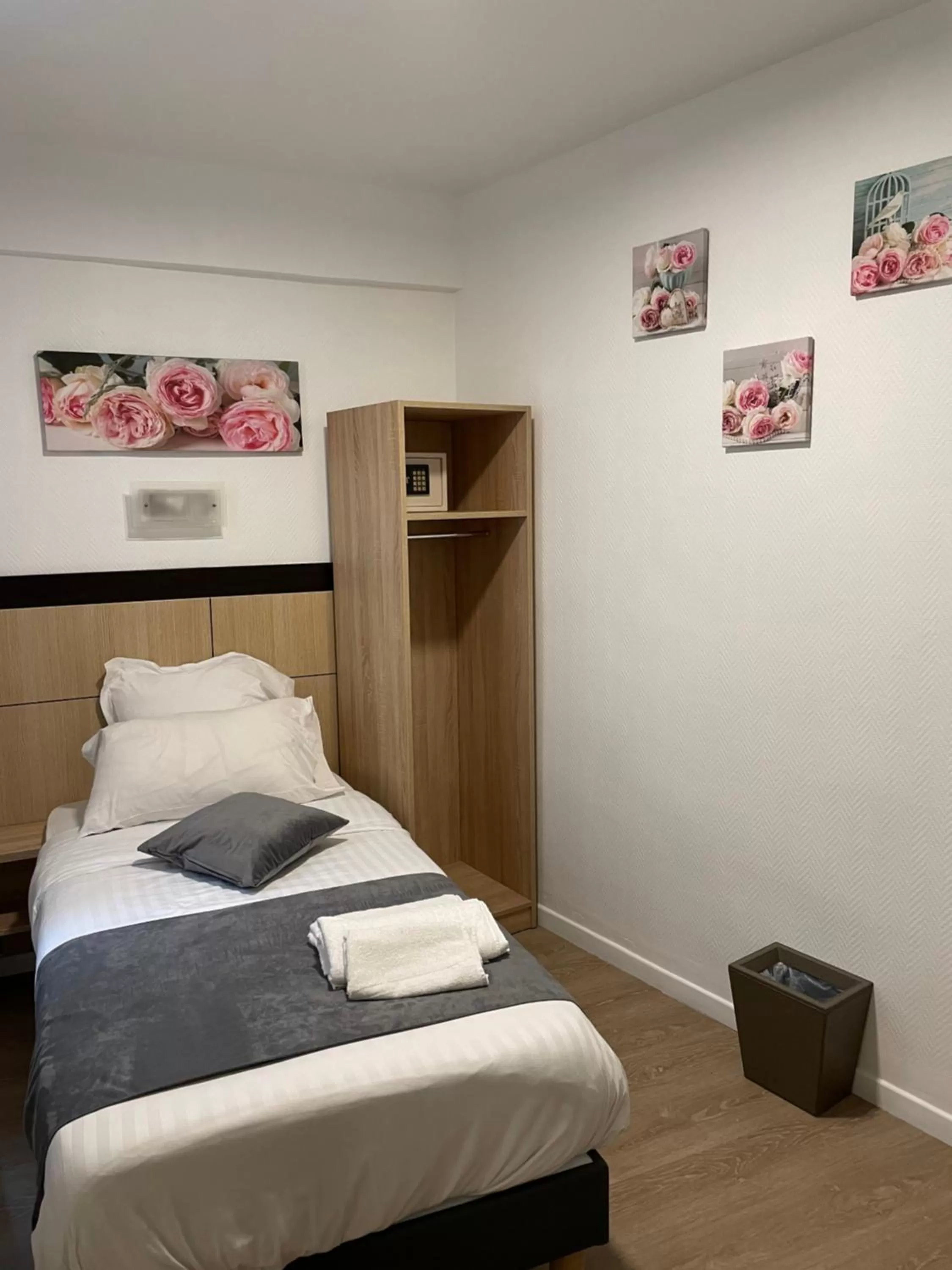 Bed in Hôtel de Bordeaux