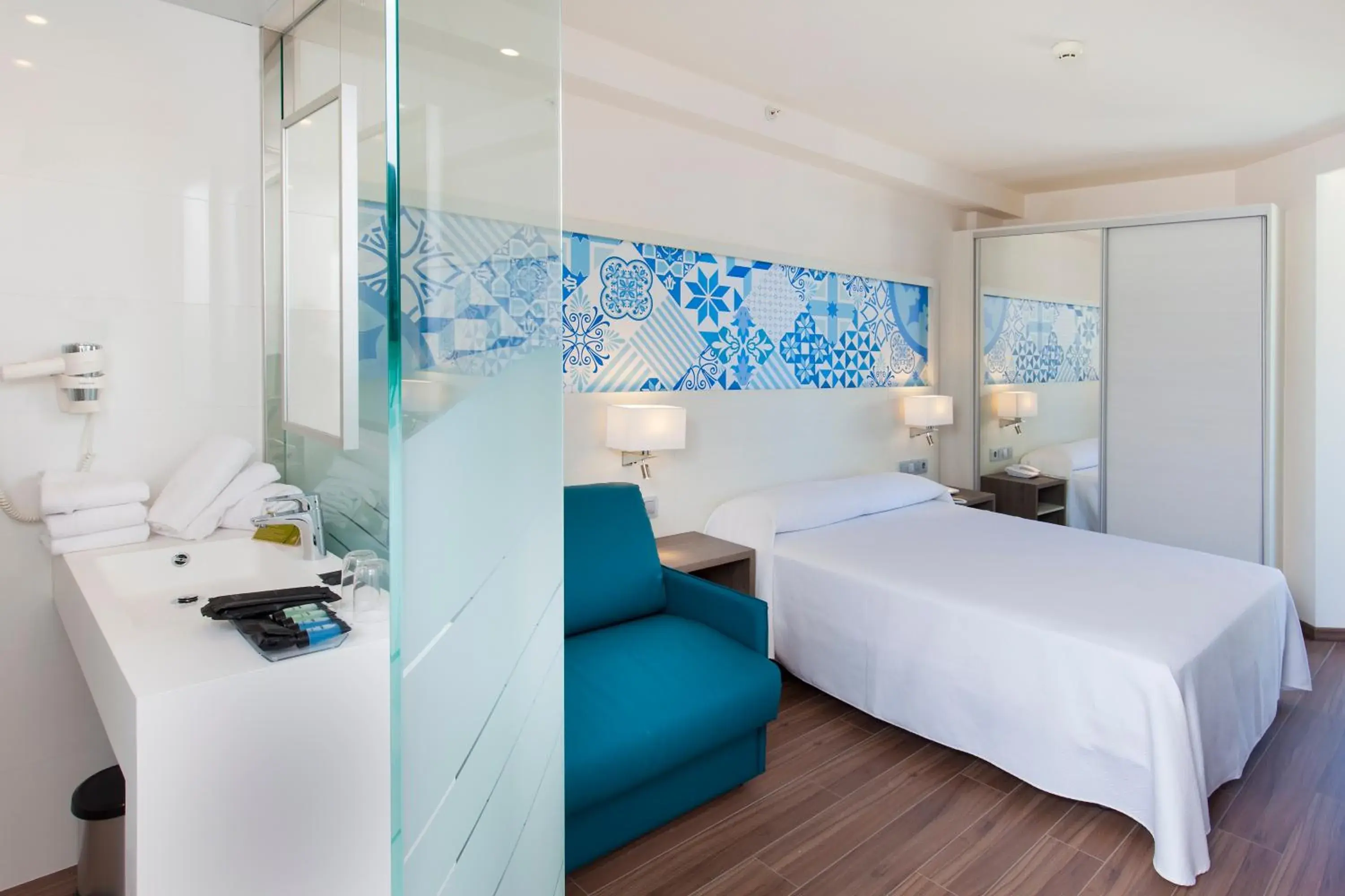 Sea view, Bed in Port Benidorm Hotel & Spa 4* Sup