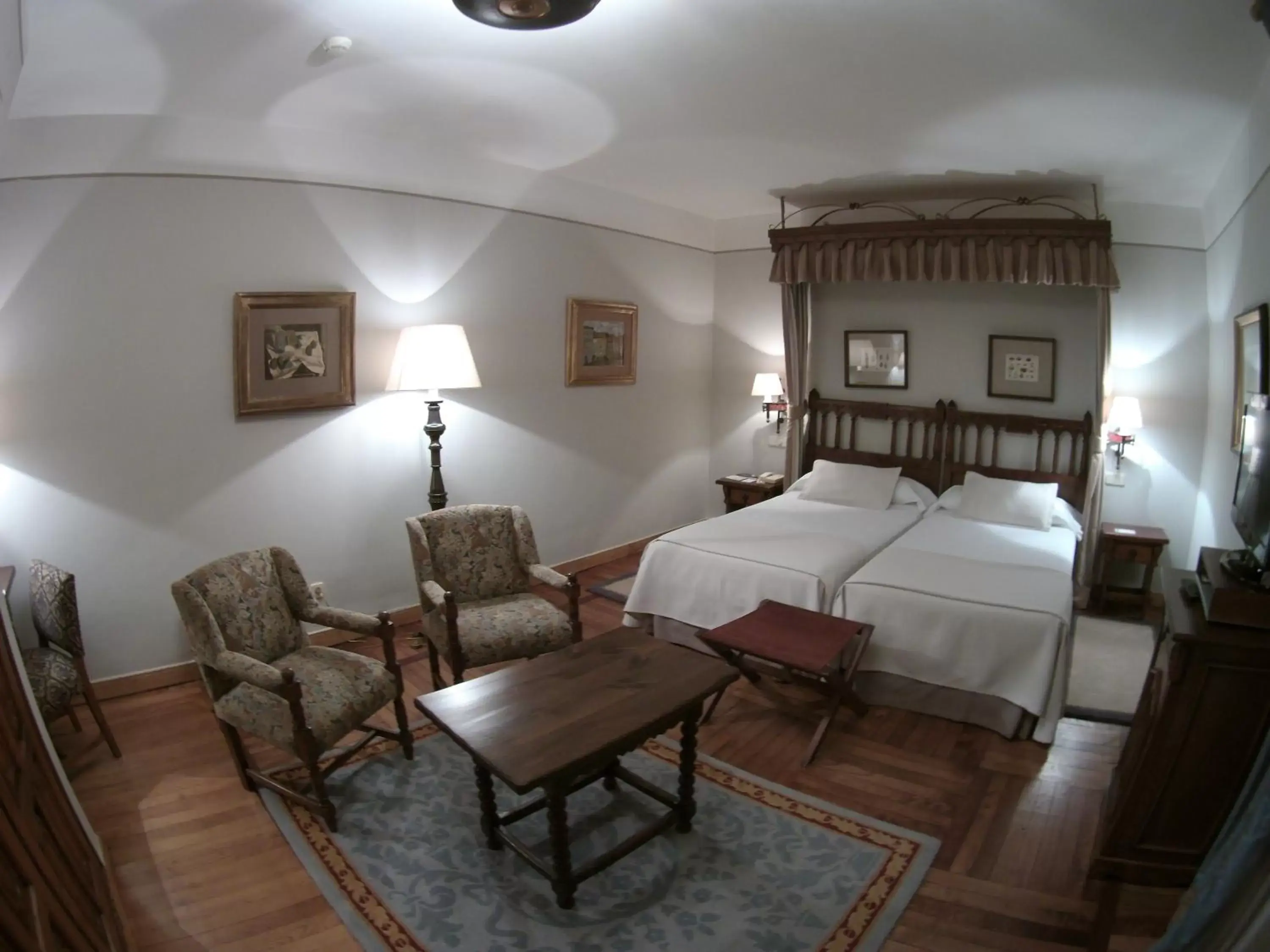 Bedroom, Seating Area in Parador de Santiago - Hostal Reis Catolicos