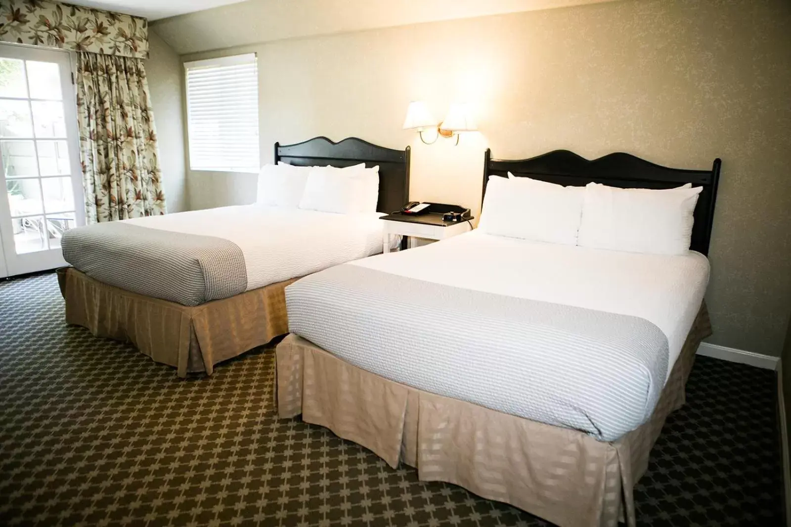 Bedroom, Bed in Cambria Pines Lodge