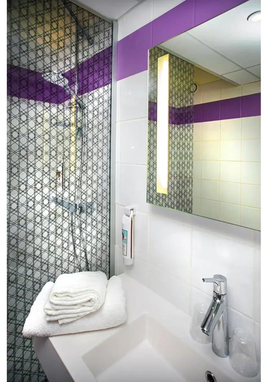 Shower, Bathroom in ibis Styles Strasbourg Stade de la Meinau