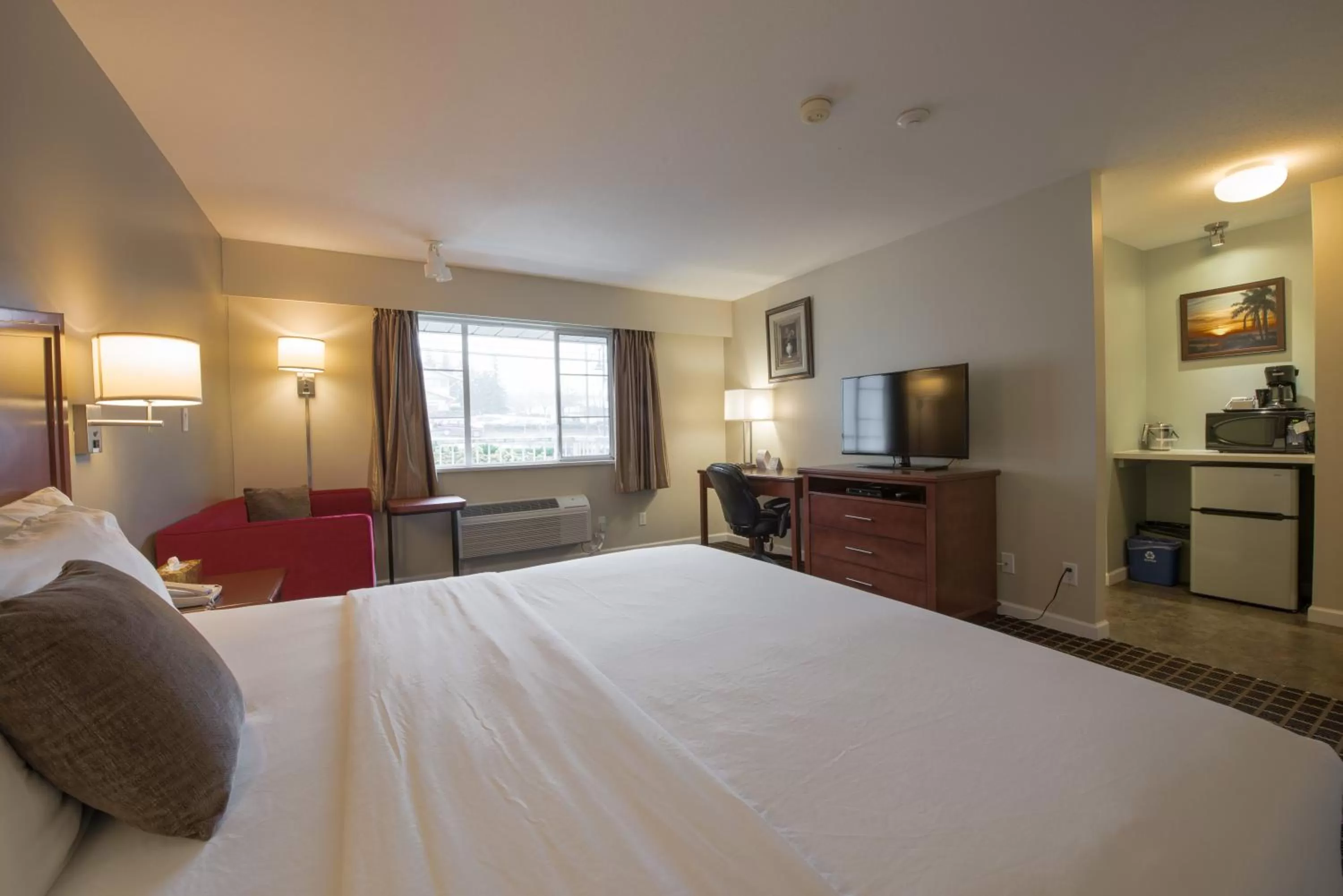 Standard King Room in Gibsons Garden Hotel