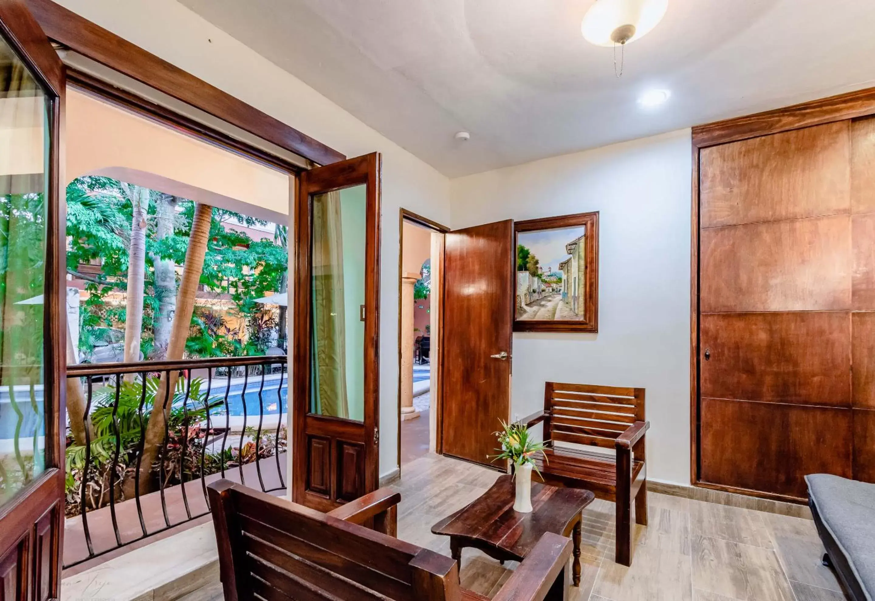 Living room in El Zaguán Colonial by GuruHotel