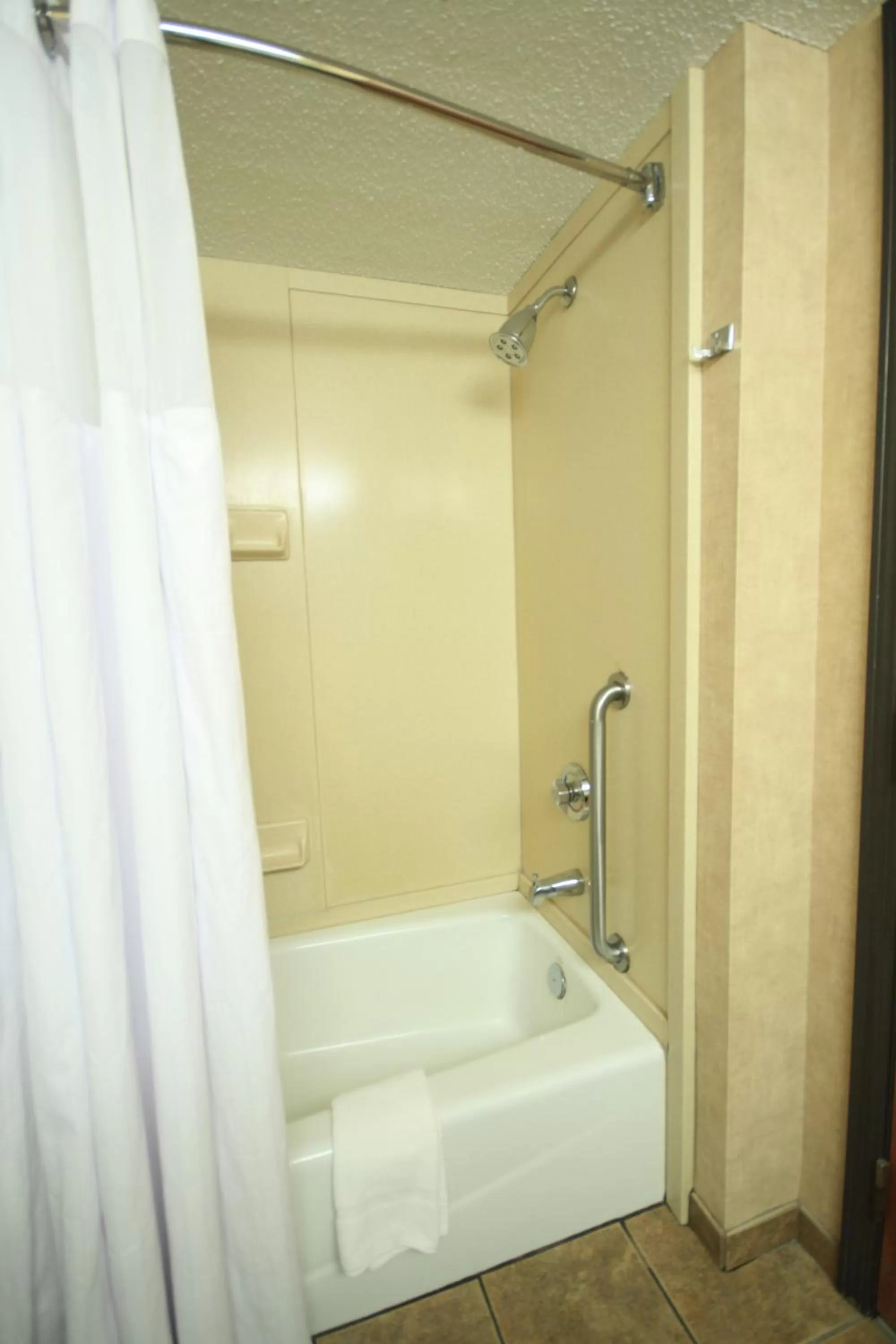 Bathroom in Ramada by Wyndham Sioux Falls Airport - Waterpark Resort & Event Center