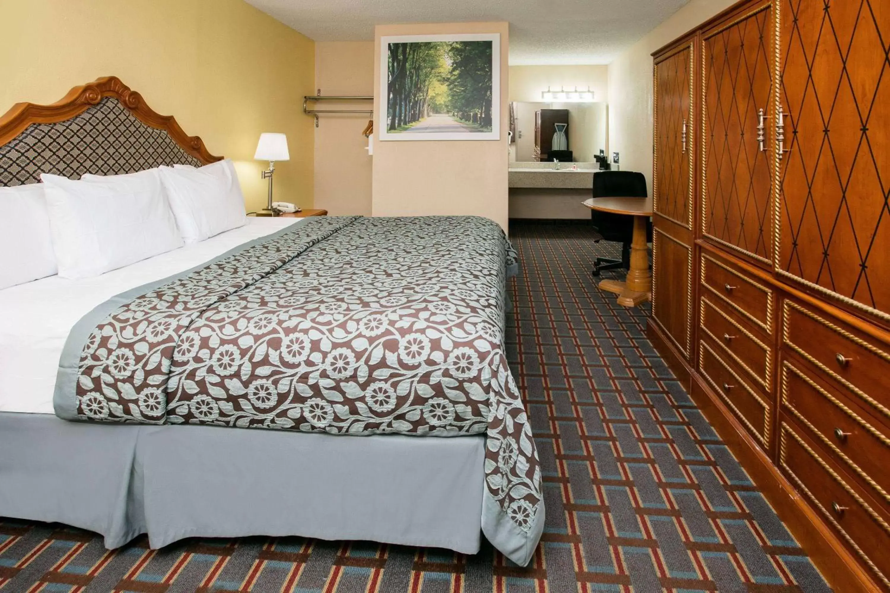 Photo of the whole room, Bed in Days Inn by Wyndham McKinney